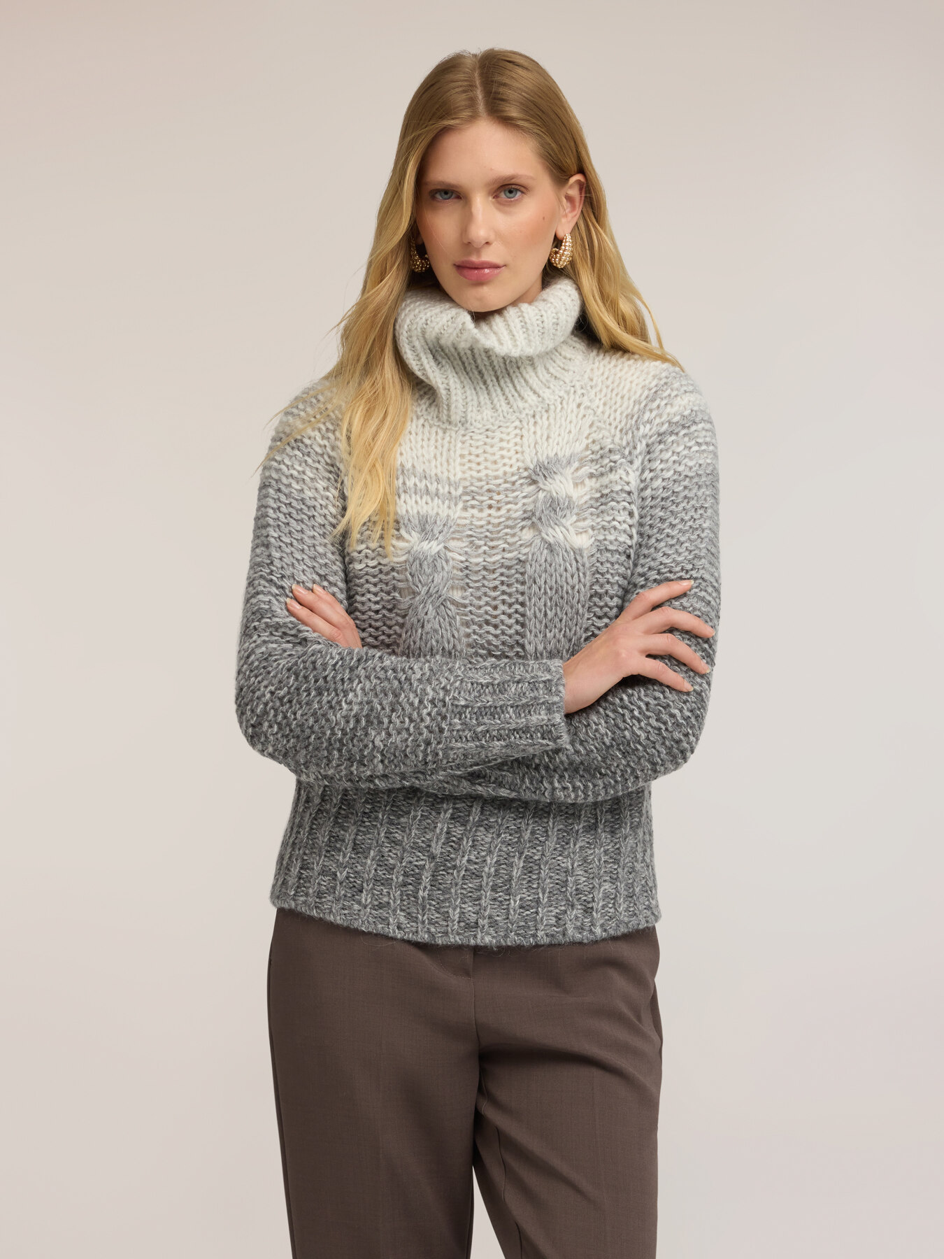 Rollkragenpullover aus Wollmischung mit Flechtmuster in D&eacute;grad&eacute;-Optik image number 0