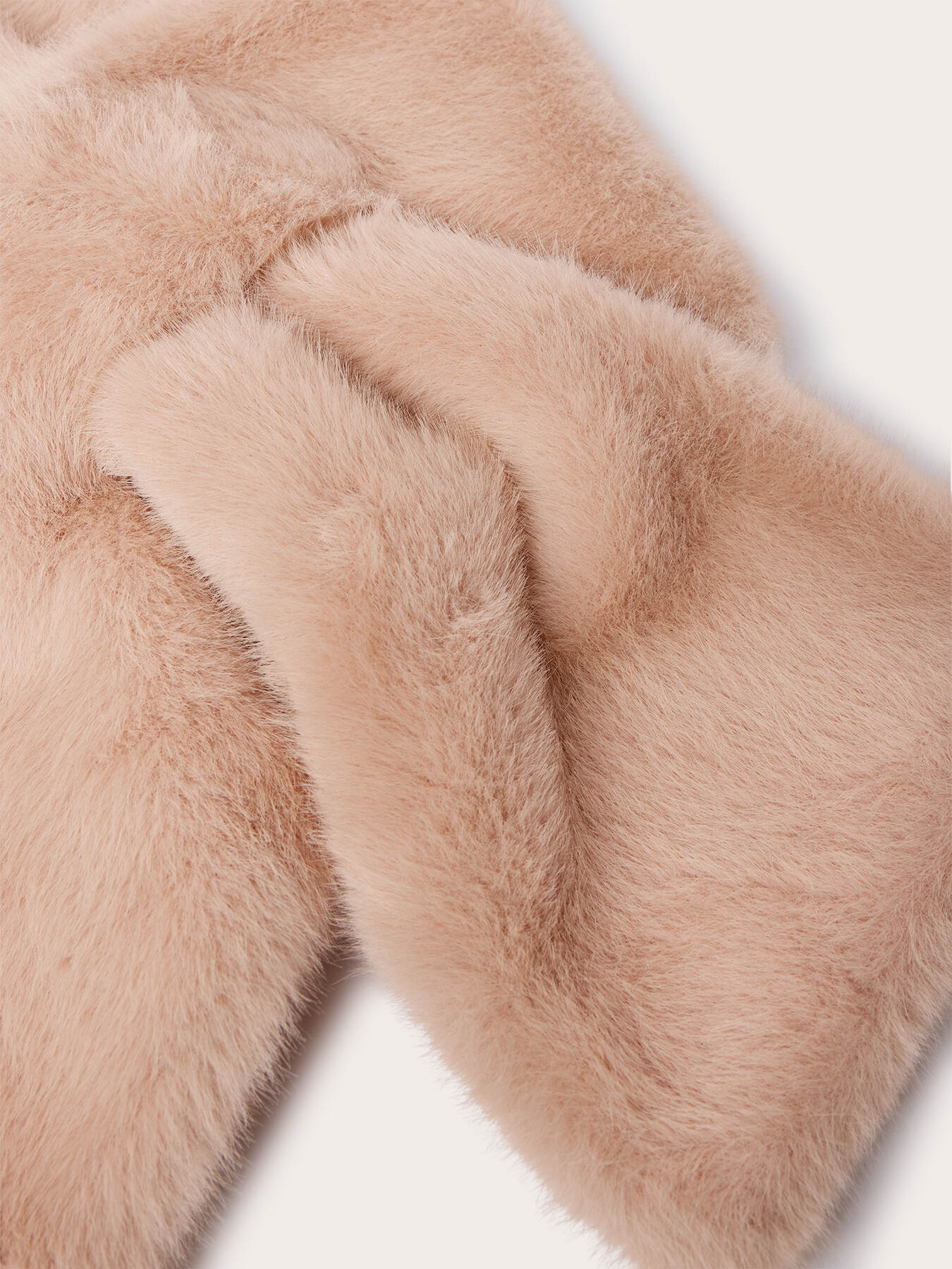 Short faux fur-effect stole image number 2