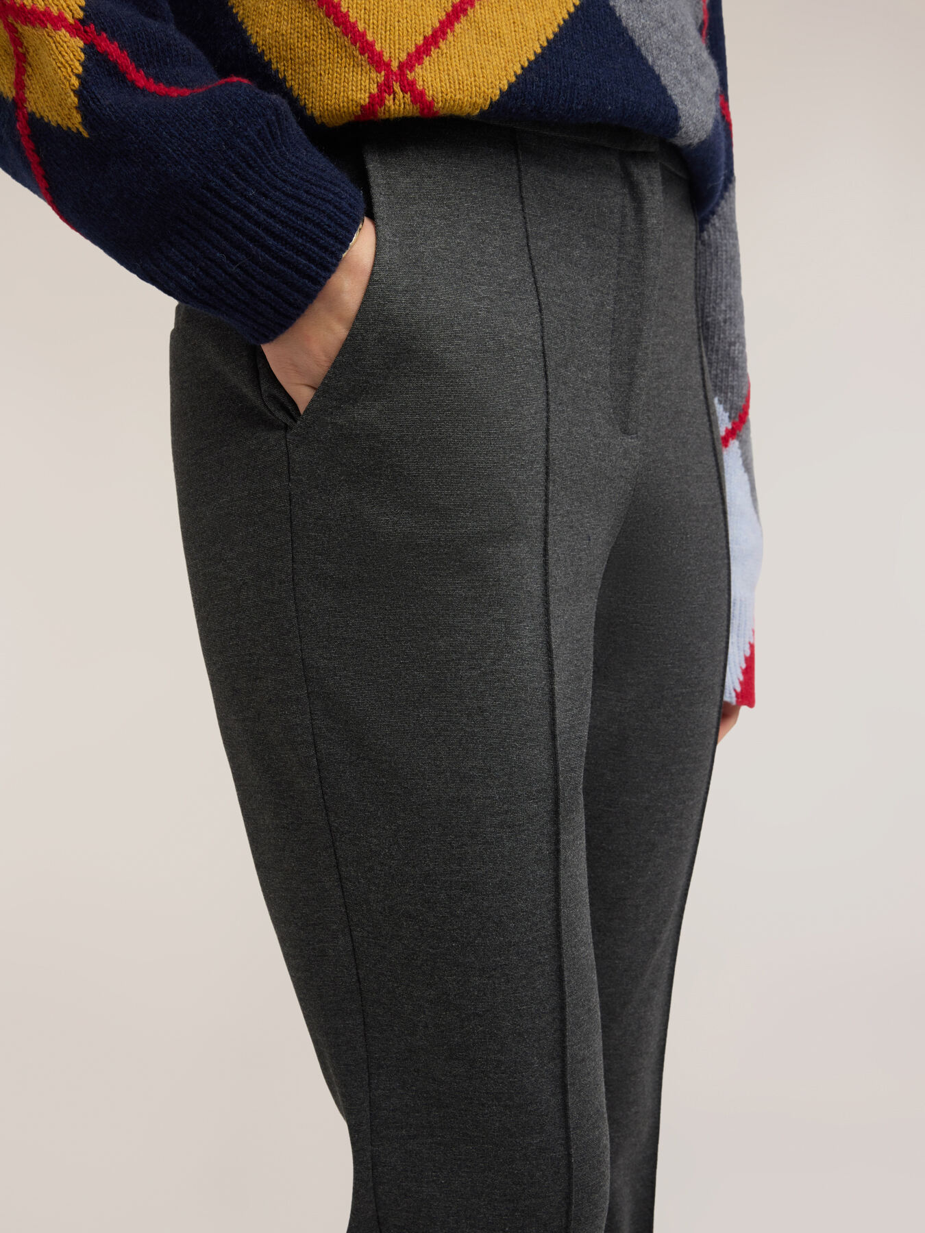 Pantalones acampanados en punto milano image number 3