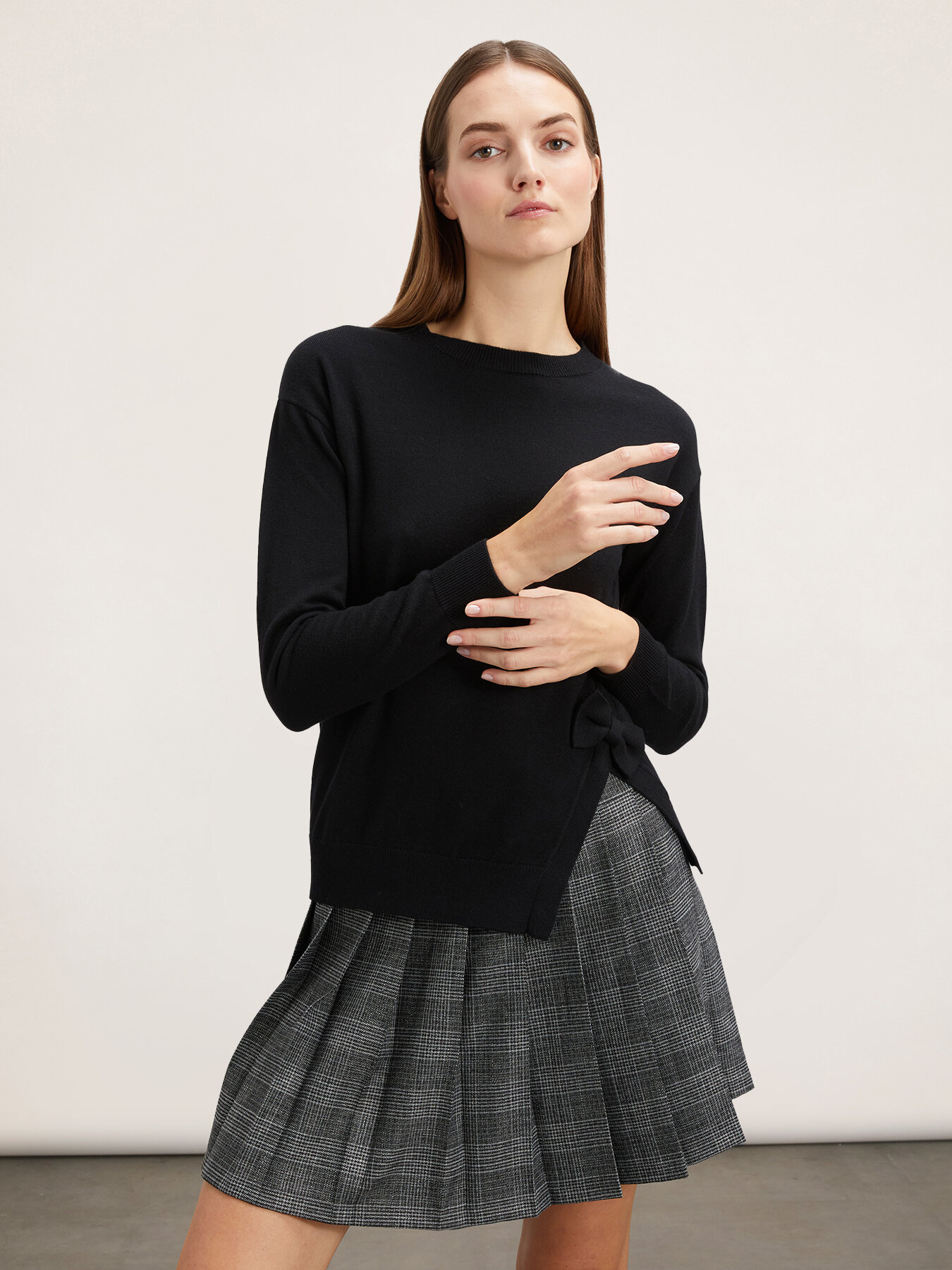 Oversized sweater with bow motif image number 0