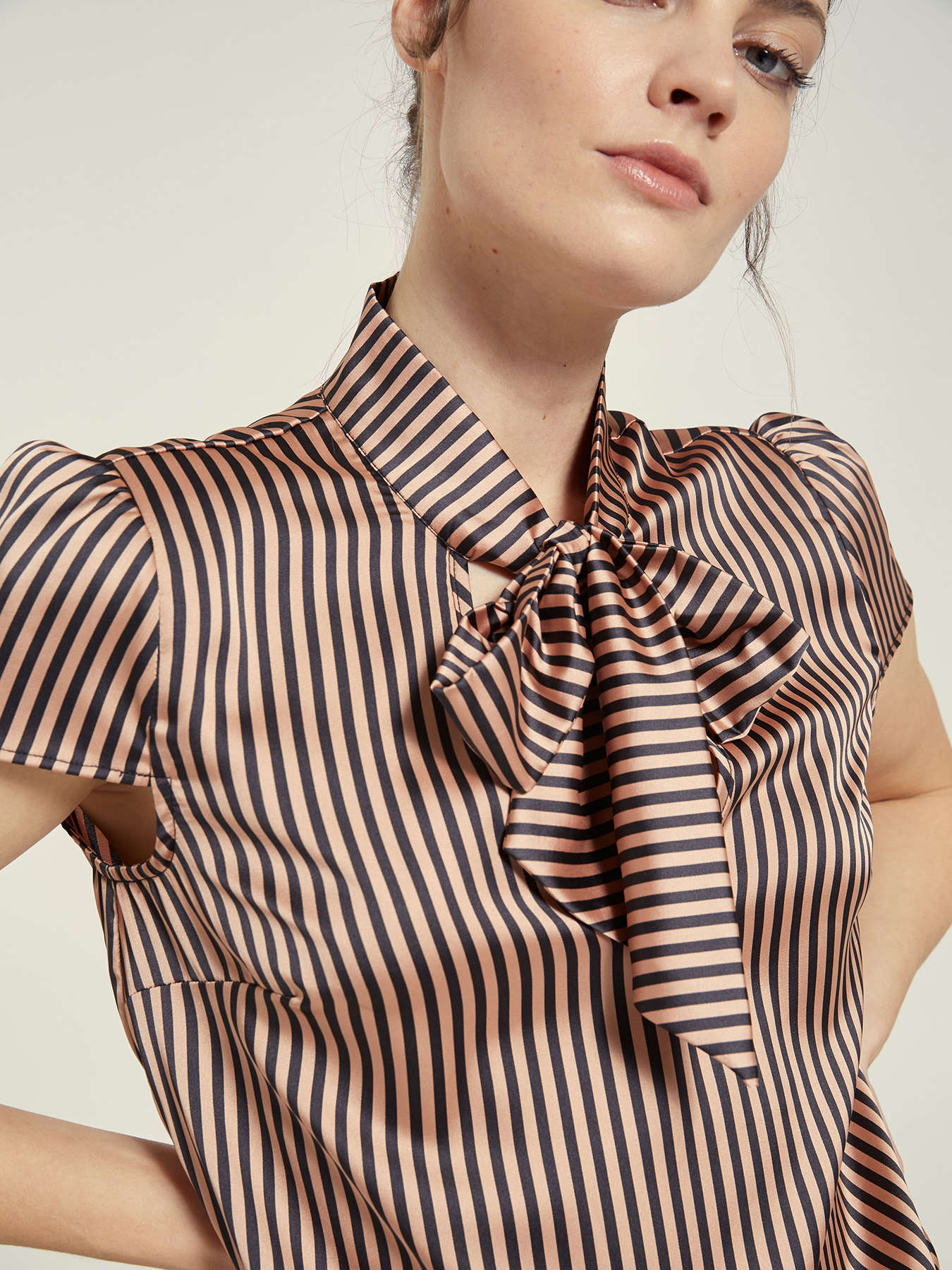 Gestreifte Bluse mit Schleife image number 0