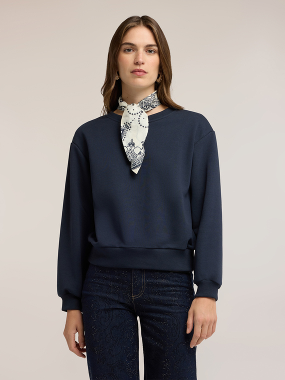 Sweat-shirt ferm&eacute; avec foulard au cou