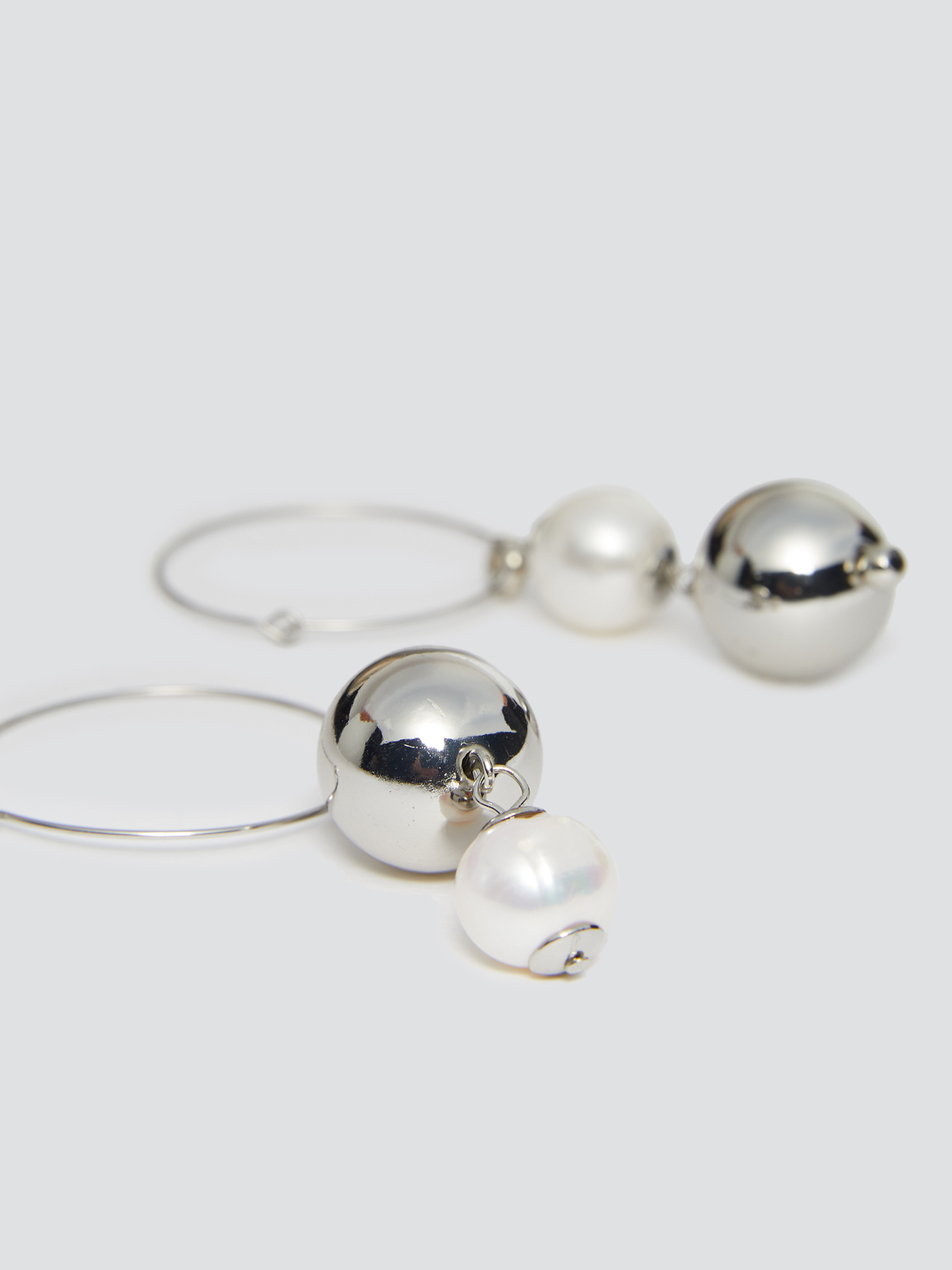 Hoop earrings with boule pendants image number 0