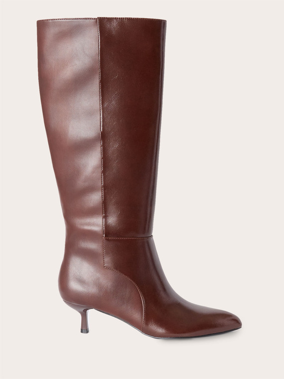 Hoher Stiefel mit Kitten-Heel-Absatz