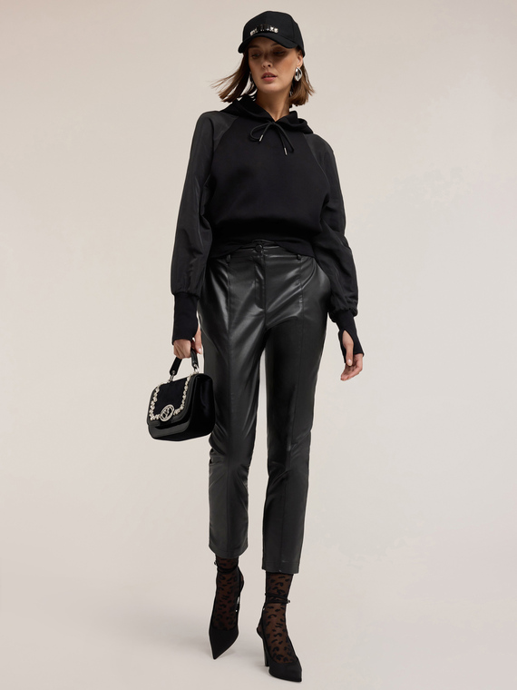 Geschlossener Kapuzenpullover