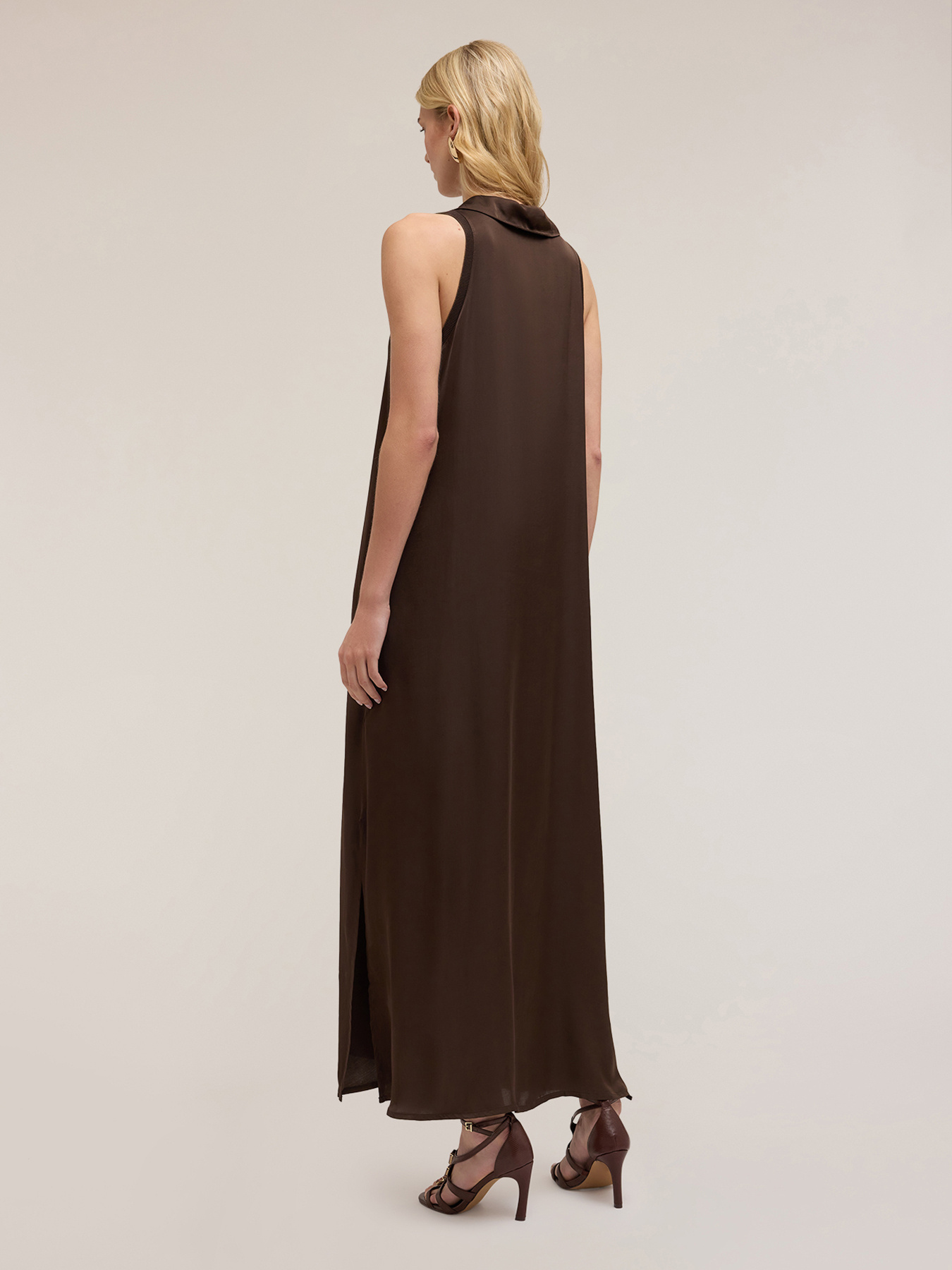 Langes Kleid mit Kragen aus Satin image number 1