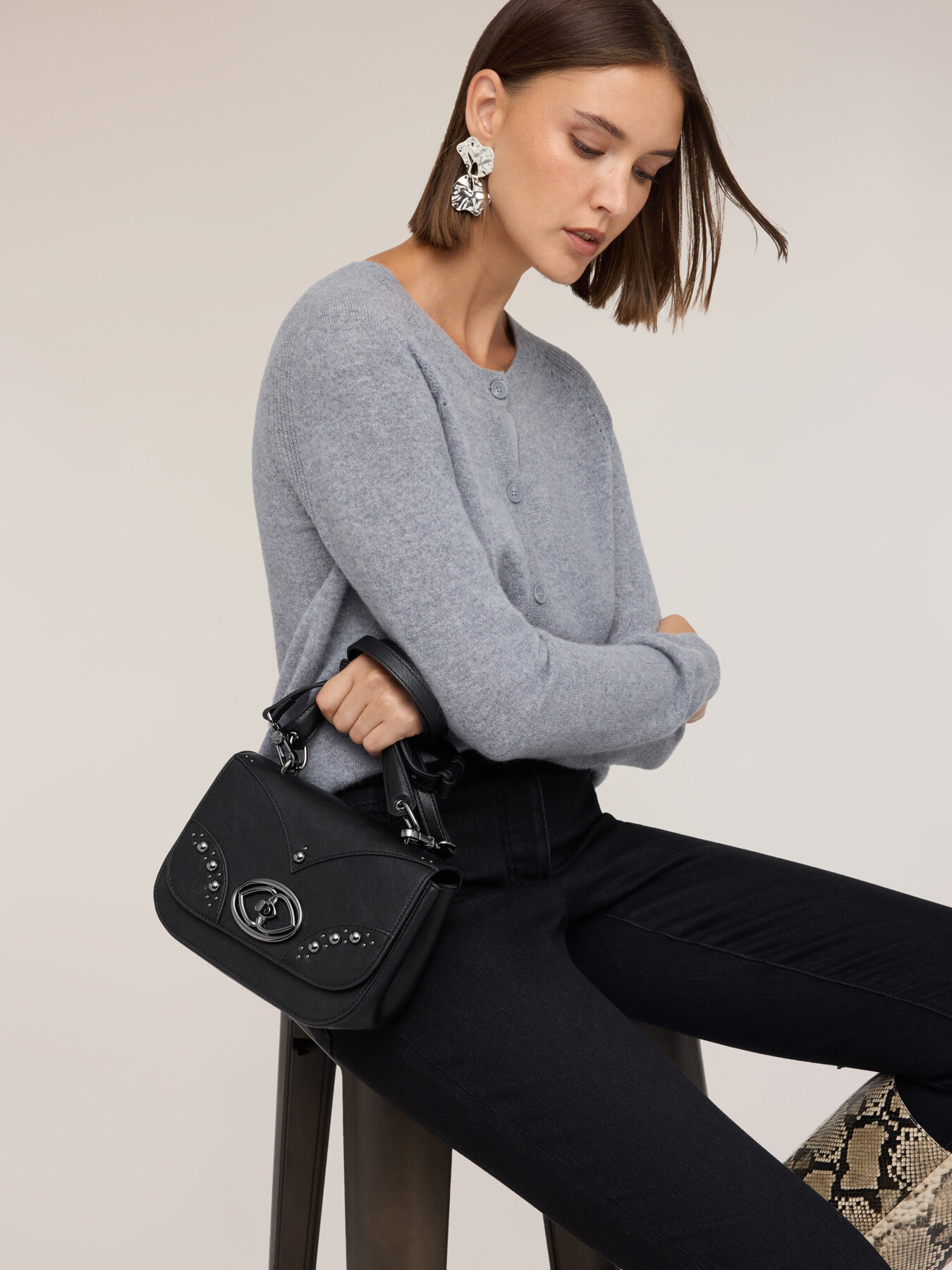 Umh&auml;ngetasche mit Metallnieten image number 0