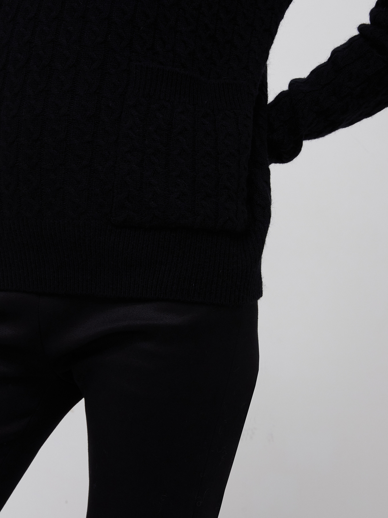 Maglia a trecce collo alto image number 2