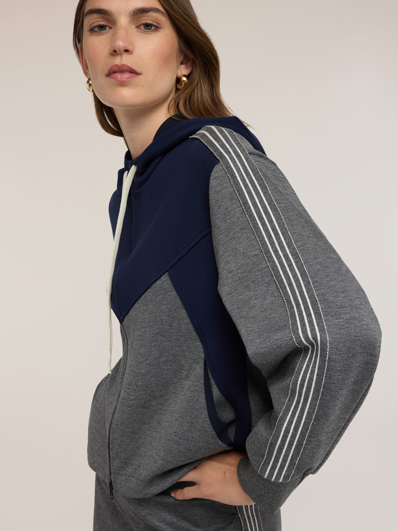 Sweat ouvert en viscose avec capuche et zip image number 3
