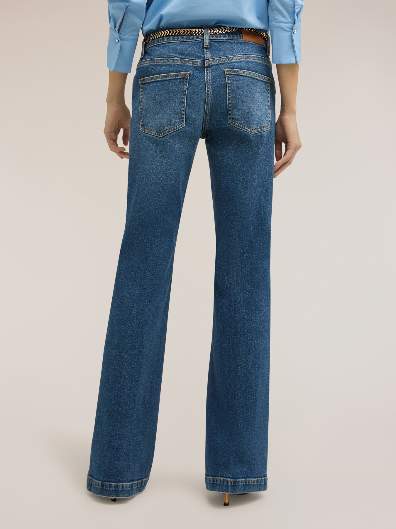 Jeans flare con detalle joya image number 1