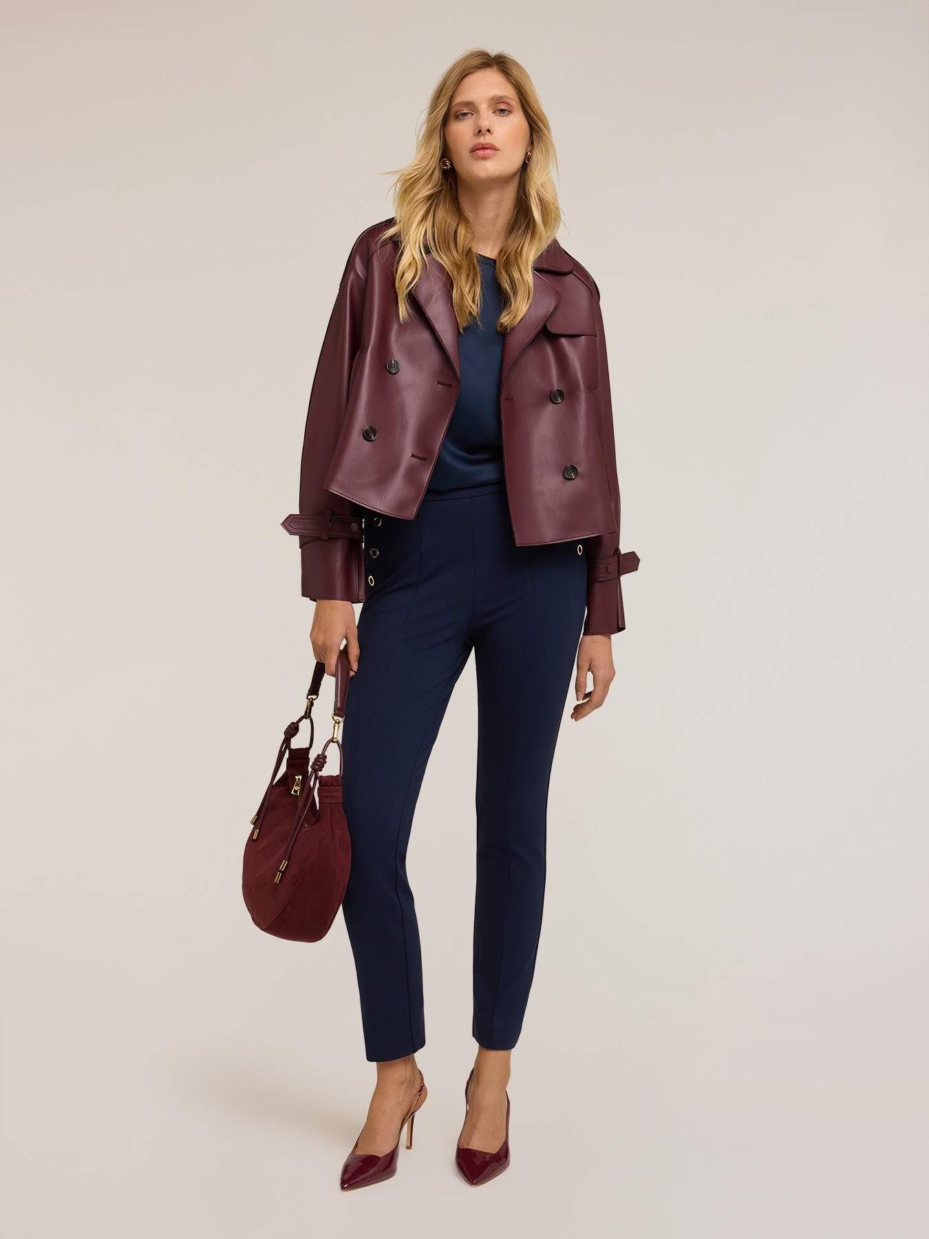 Trenci scurt cu două r&acirc;nduri de nasturi din țesătură acoperită image number 2