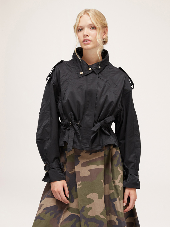 Short wind jacket with drawstring at the waist