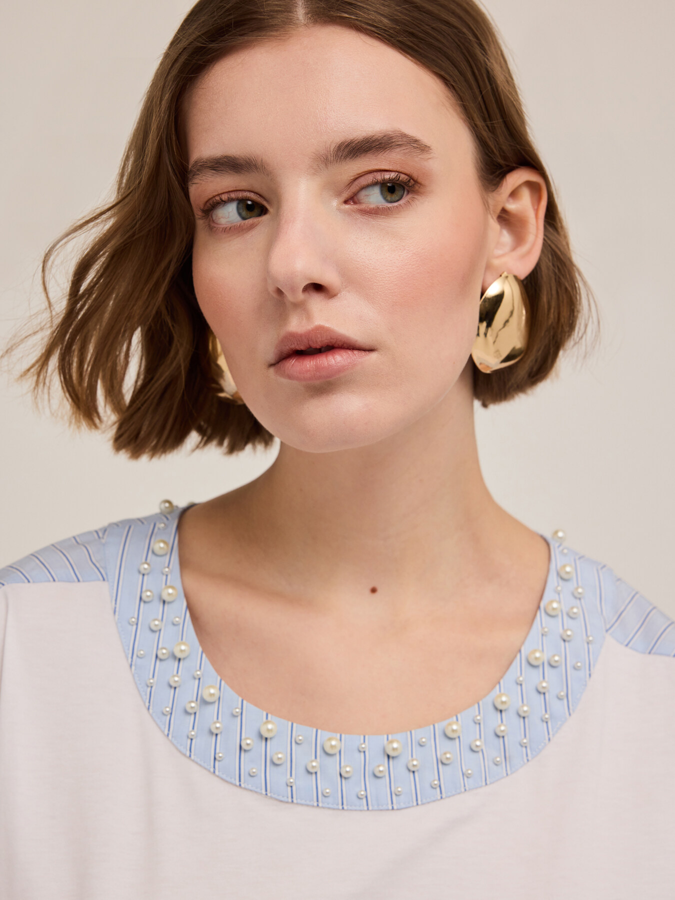 T-Shirt aus zwei verschiedenen Materialien mit Perlenstickerei image number 3