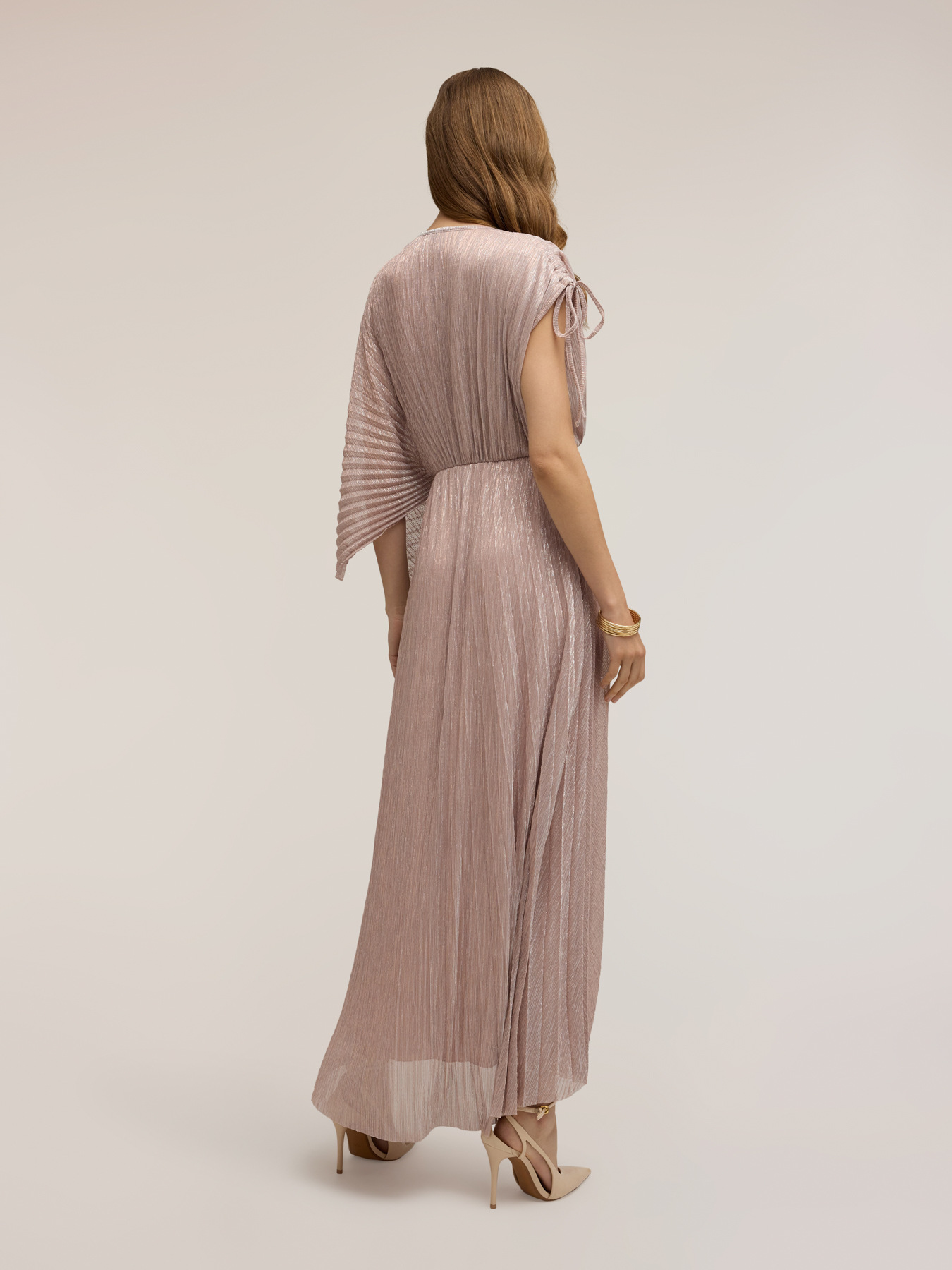 Langes plissiertes Kleid in Metallic-Optik image number 1