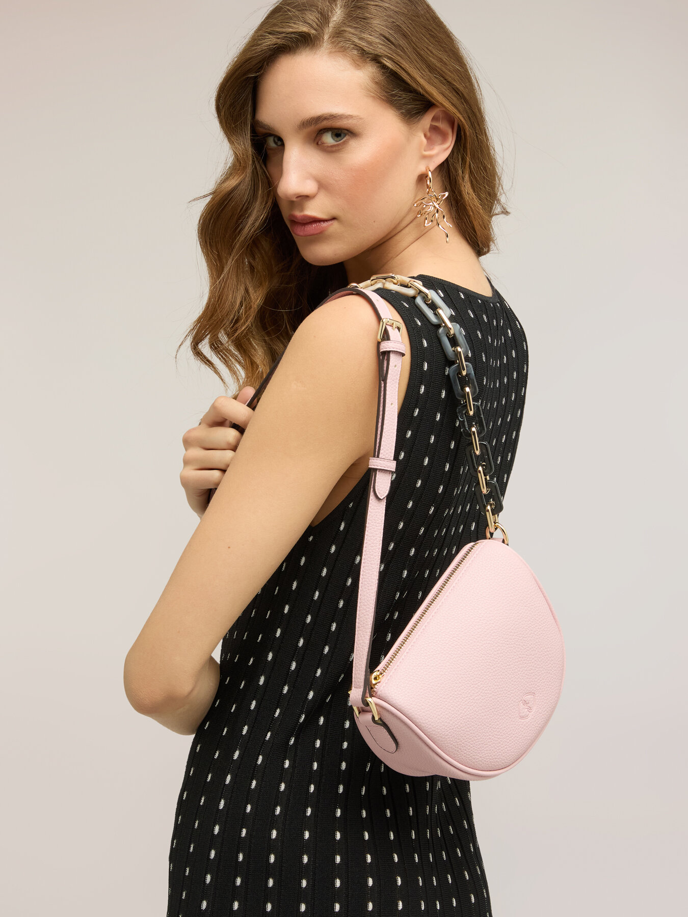 Borsa a tracolla con dettaglio catena image number 0