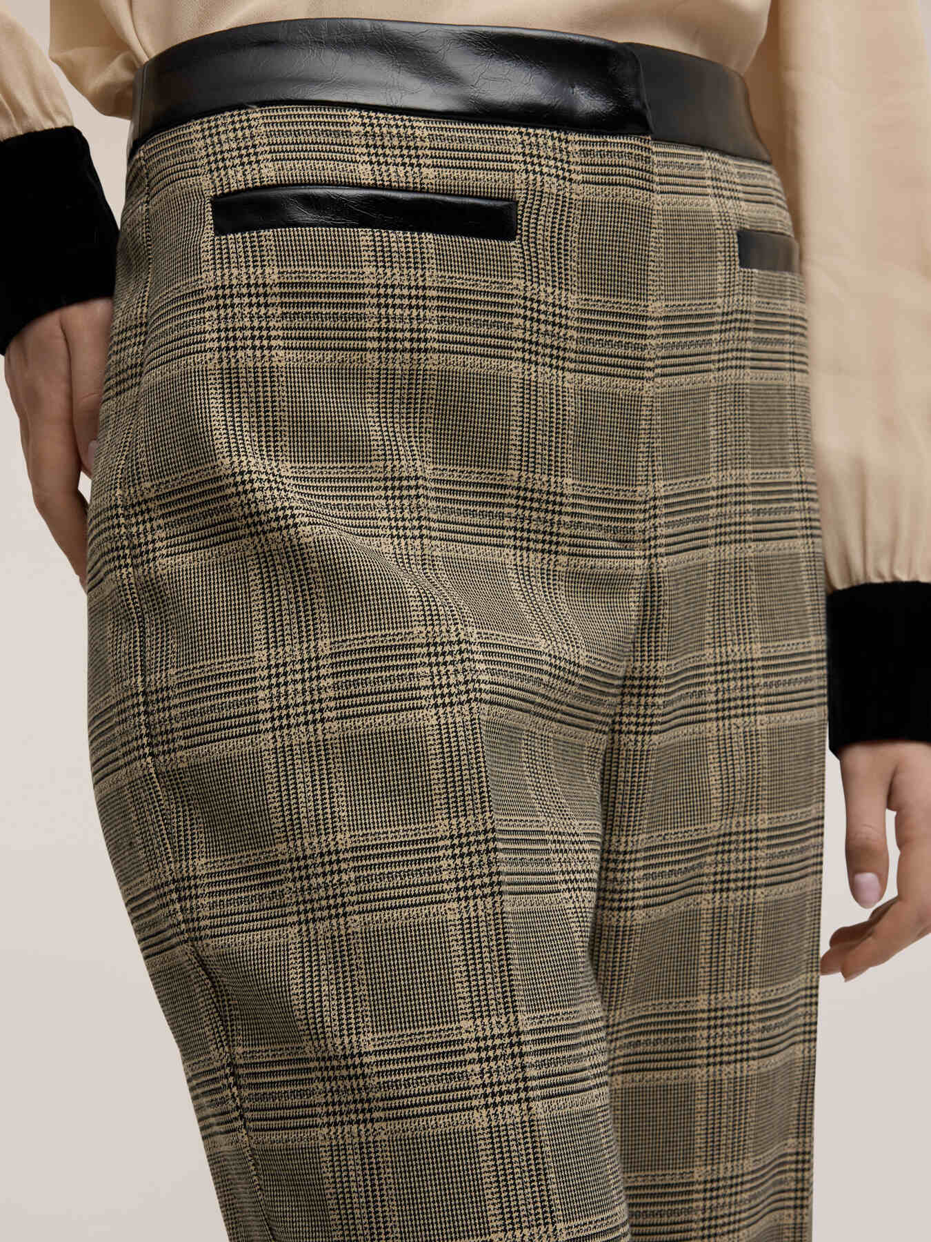 Pantalones cropped te&ntilde;ido en hilo fantas&iacute;a check image number 2