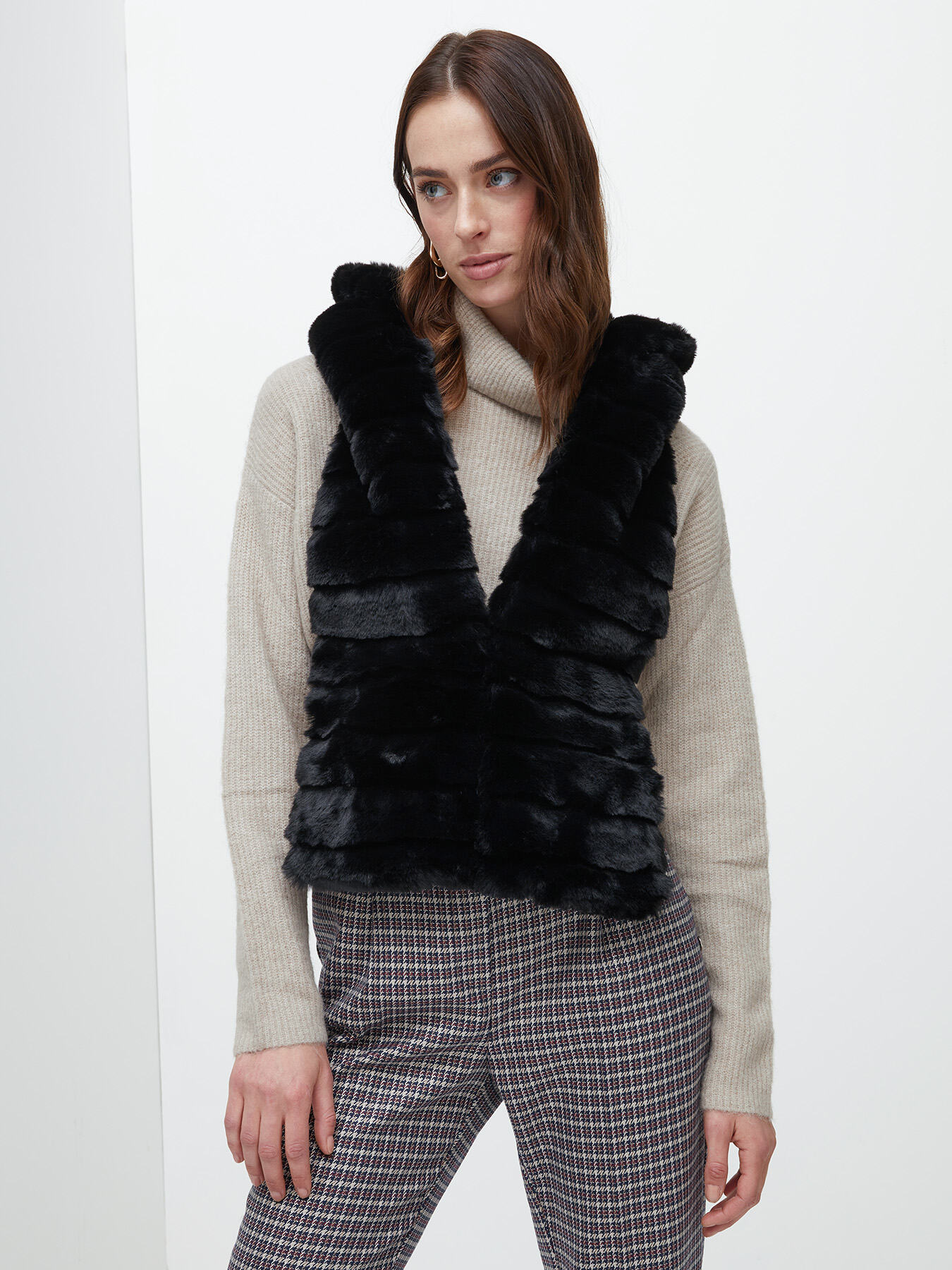 Collar with faux fur hood image number 0