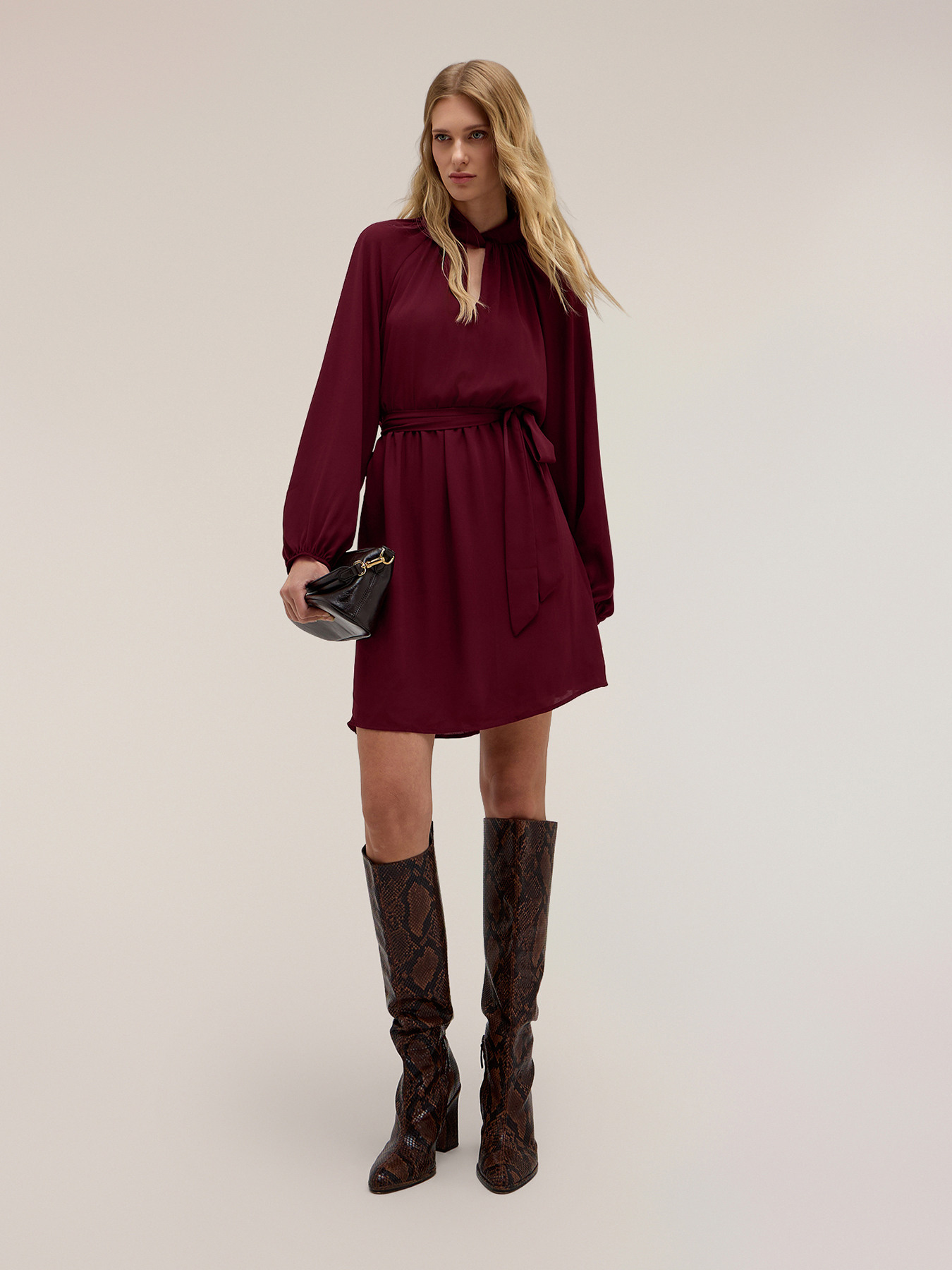 Ausgestelltes drapiertes Kleid aus Satin image number 2