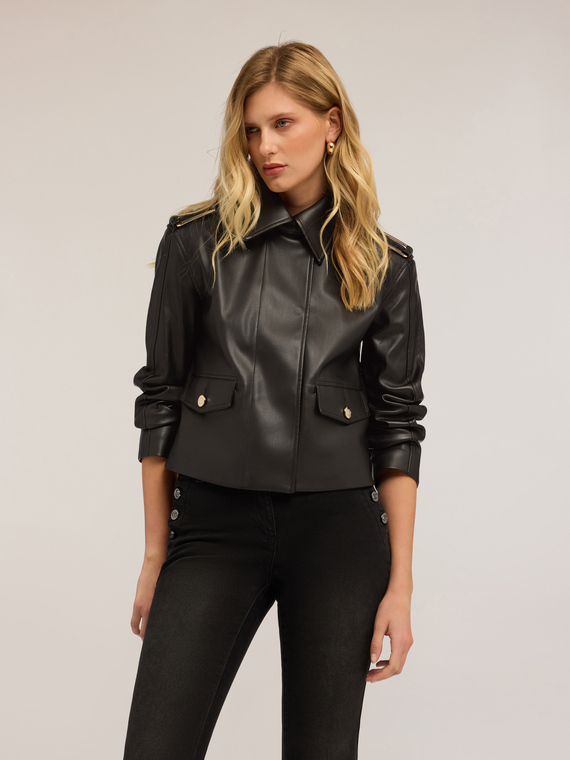 Chaqueta con hebillas en los hombros