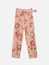 Pantalones estilo zanahoria con estampado de rosas image number 3