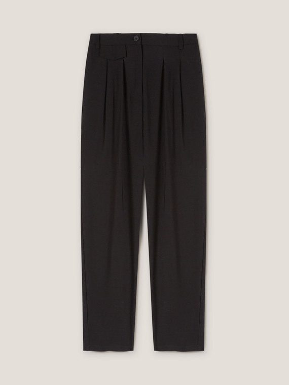 Flowing trousers with darts
