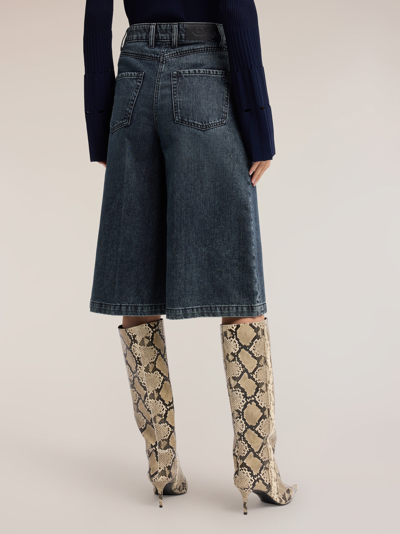 Jean culotte en denim bleu d&eacute;lav&eacute; image number 1