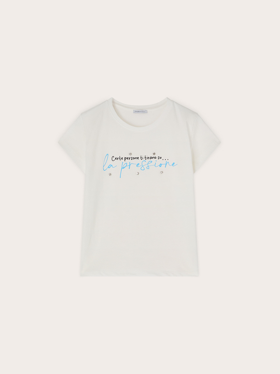 Camiseta con letras y bordado con piedras
