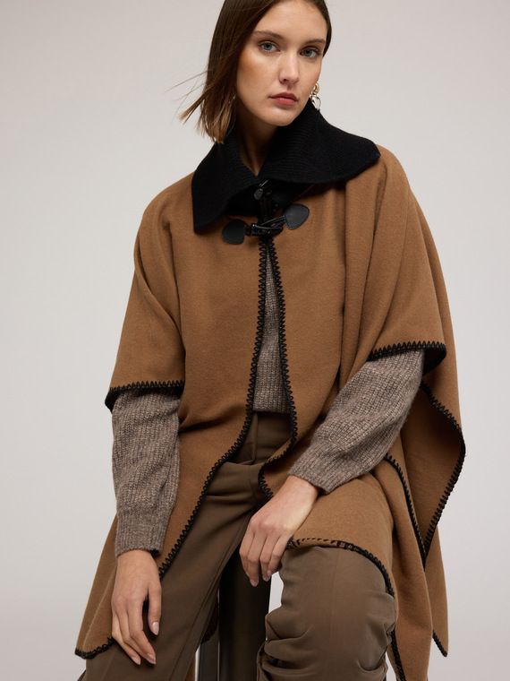 Poncho in panno con collo alto