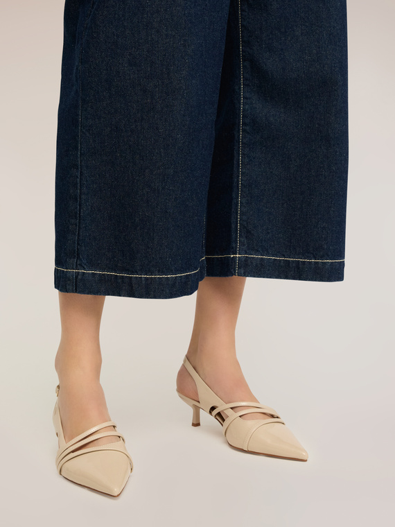 D&eacute;collet&eacute; slingback con tiras y tac&oacute;n kitten