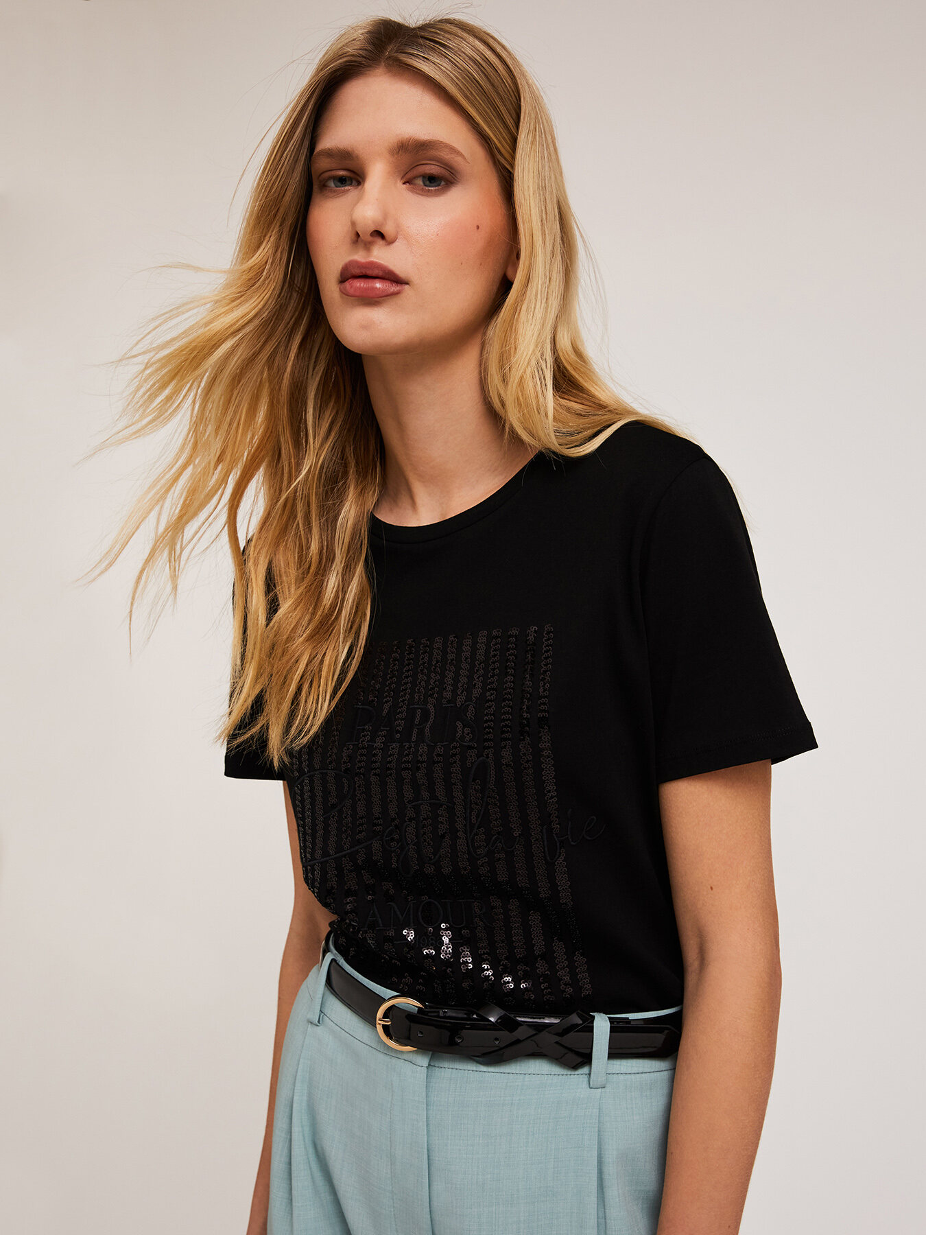 T-shirt avec paillettes et inscription brod&eacute;e image number 2