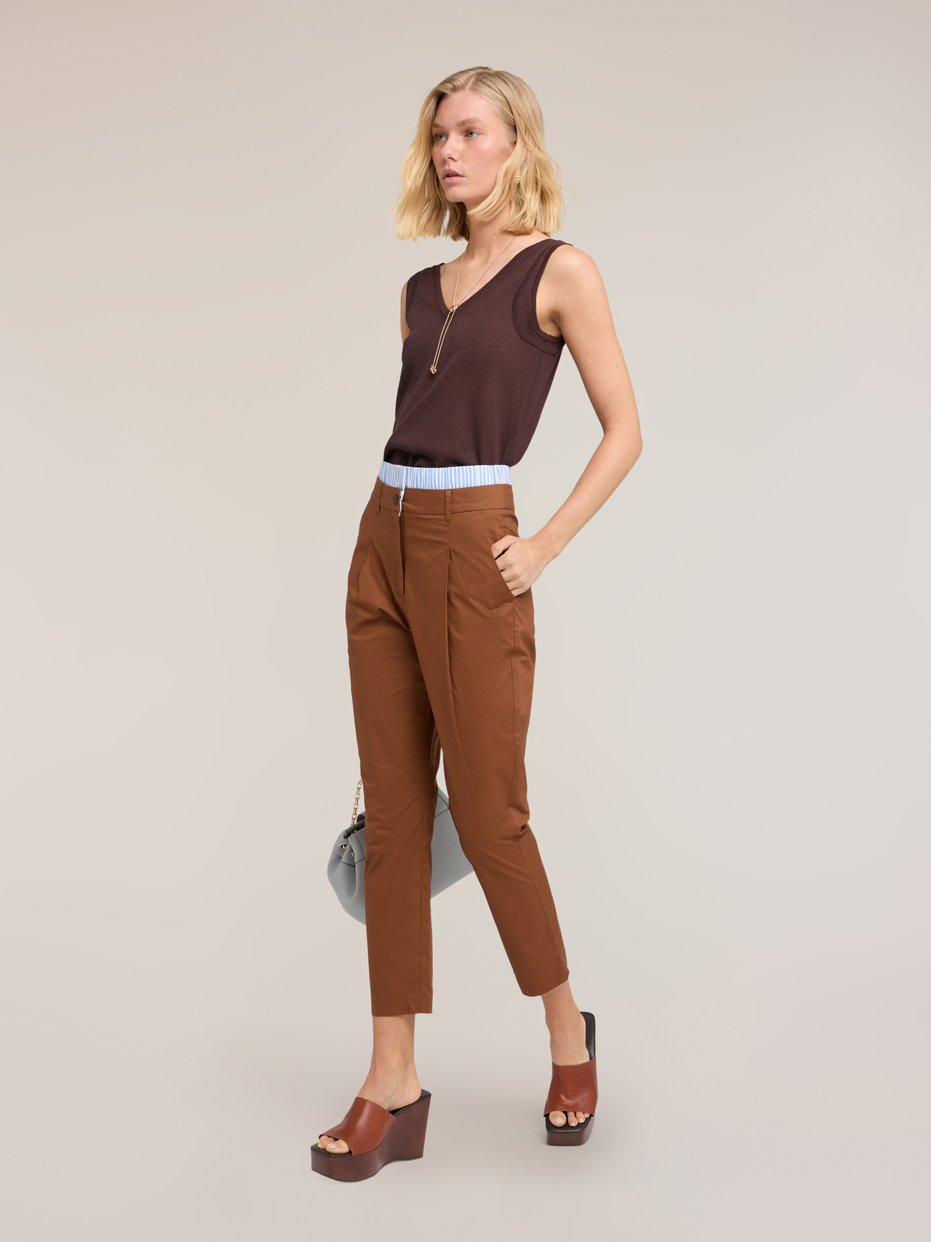 Pantalon carrot en toile de coton image number 0