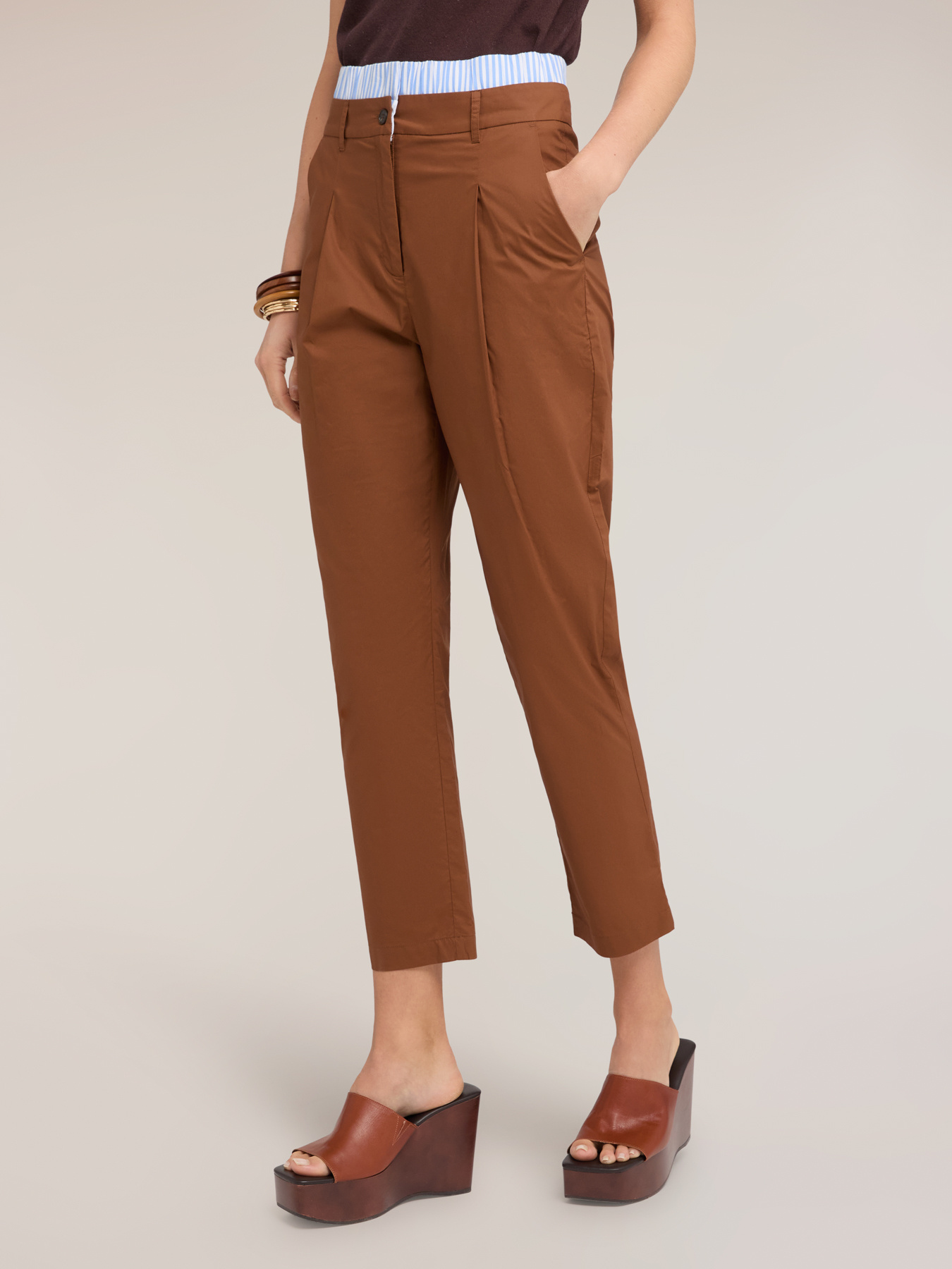 Pantalon carrot en toile de coton image number 2