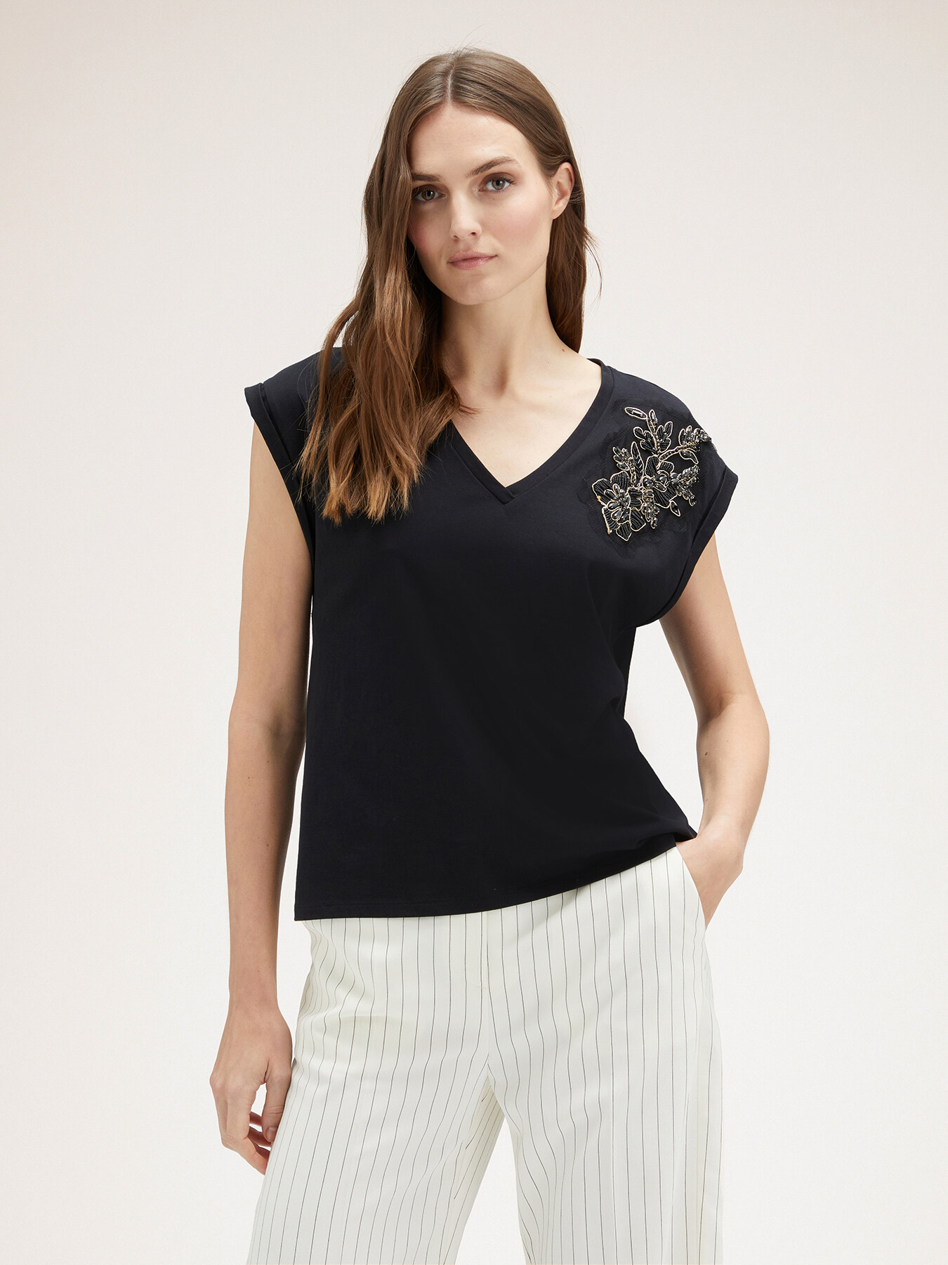 T-shirt con ricamo image number 0