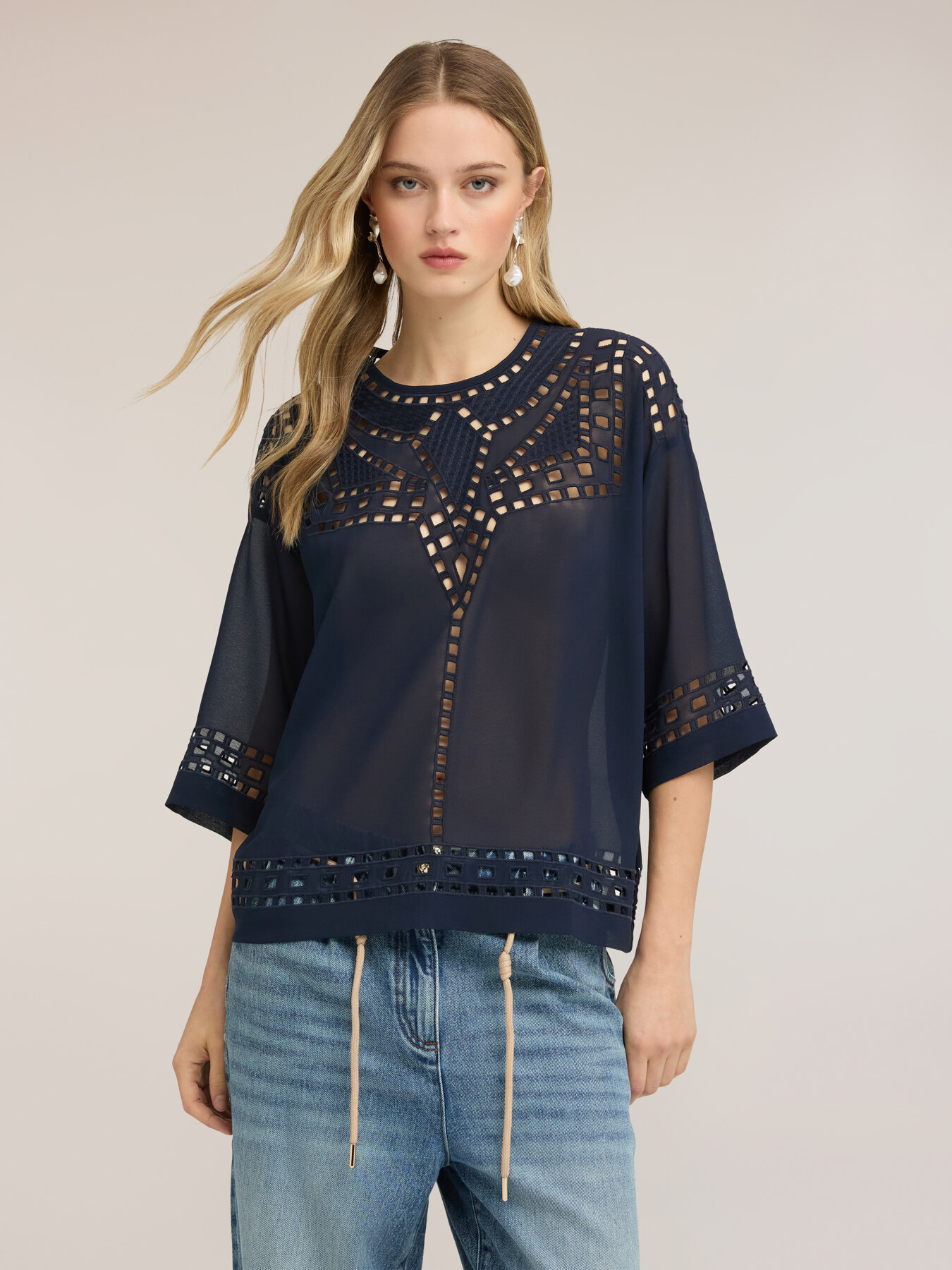 Bluse aus Georgette mit Ajour&eacute;-Stickereien image number 0