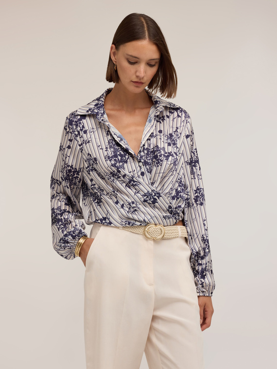 Bluse aus Satin mit Print und Drapierung