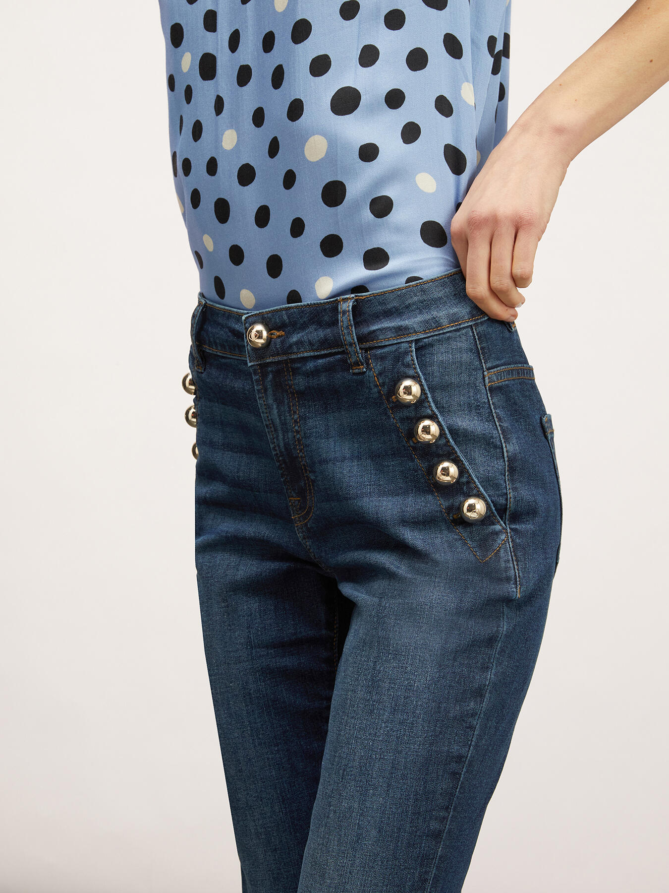 Skinny jeans with button feature image number 2