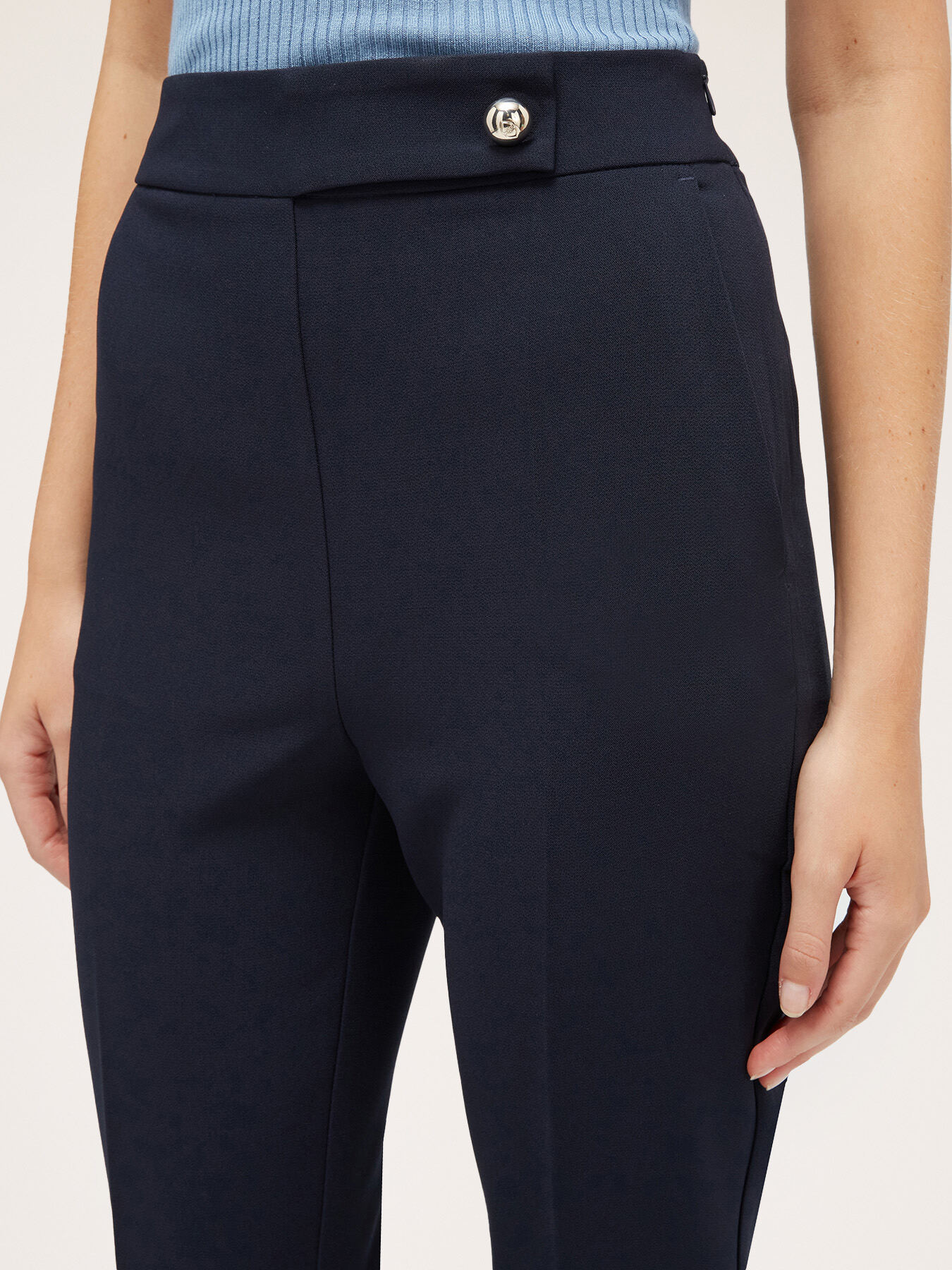 Pantalones flare de crep&eacute; image number 2