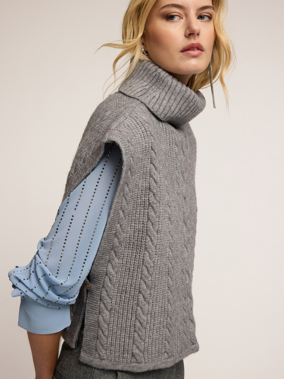 Knitted shoulder cover with cable knit pattern
