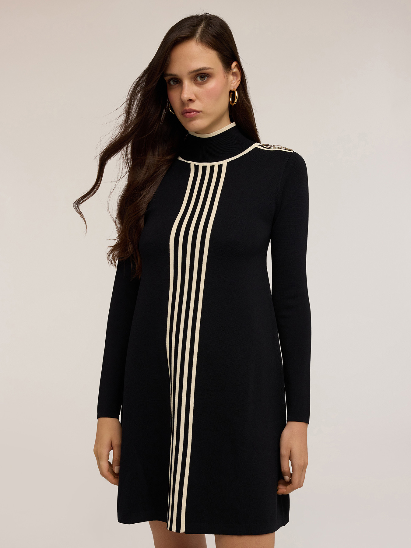 Kurzes Strickkleid mit kontrastfarbenen Kanten image number 2