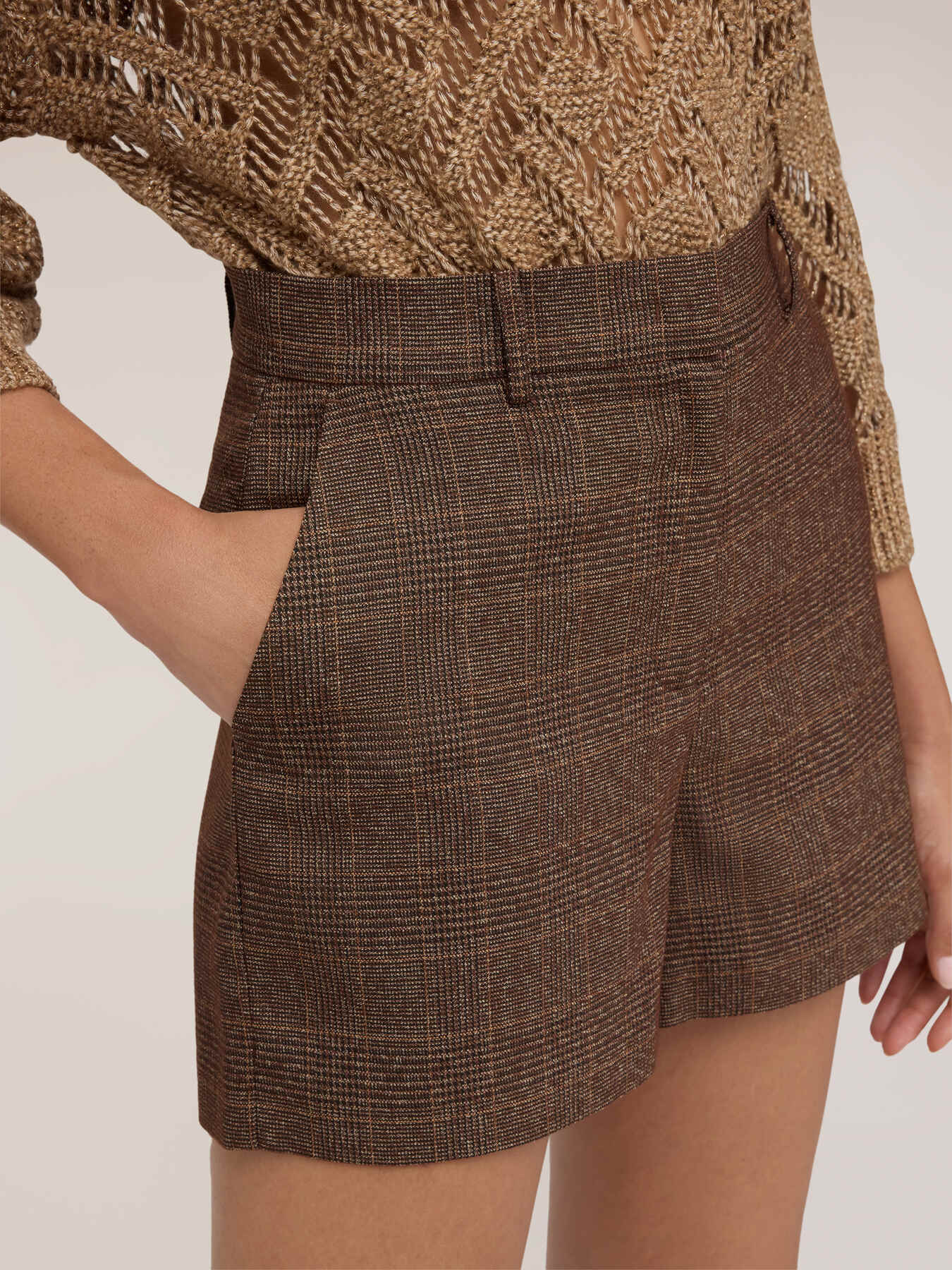Hochgeschnittene Shorts mit Karomuster image number 3