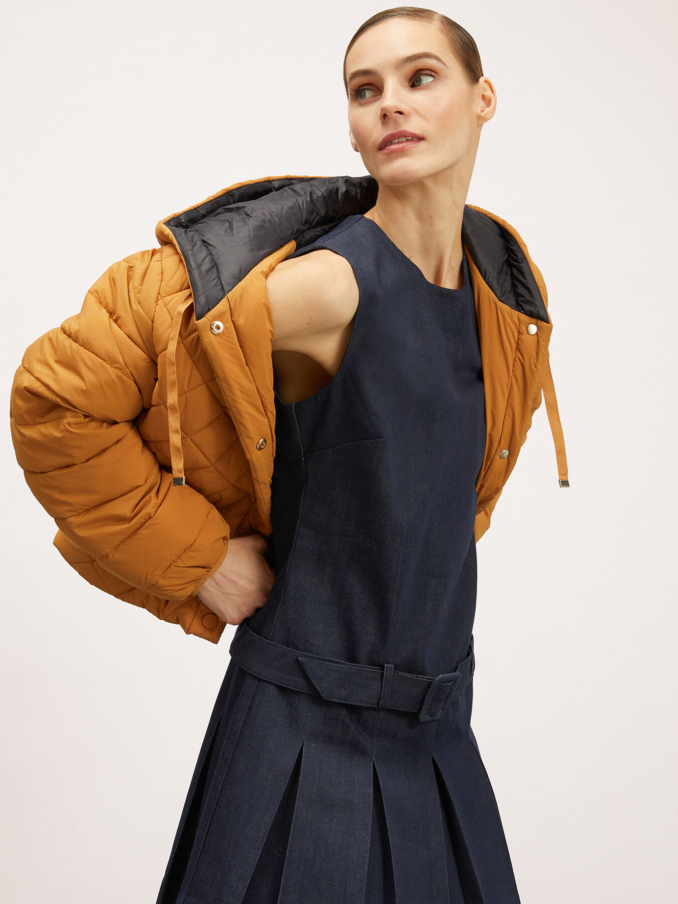 Doudoune courte &agrave; capuche image number 3