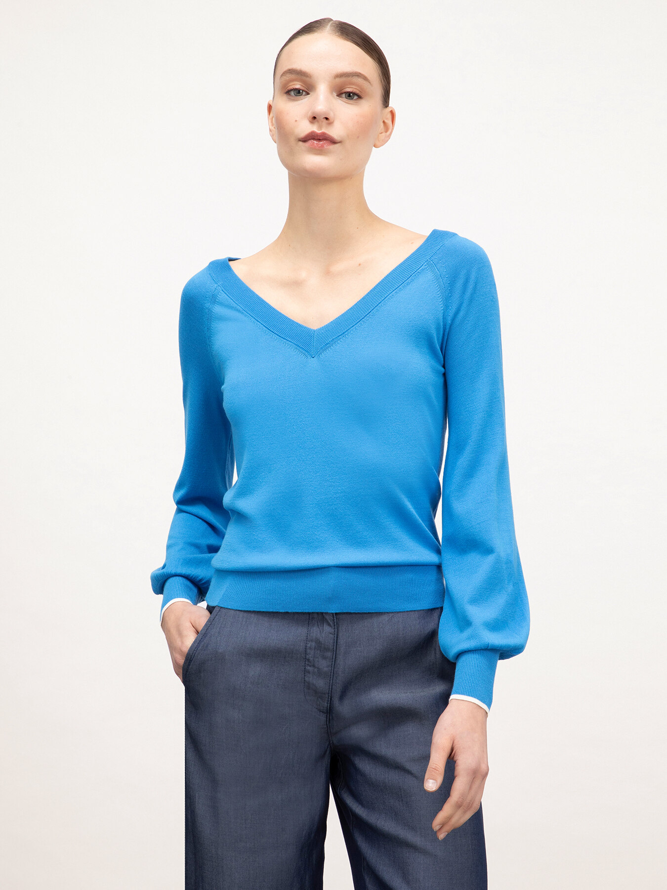 Pullover mit V-Ausschnitt und Bordüren in Kontrastfarbe image number 0