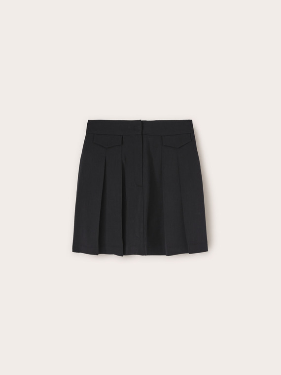 Pleated skirt with pocket pattern