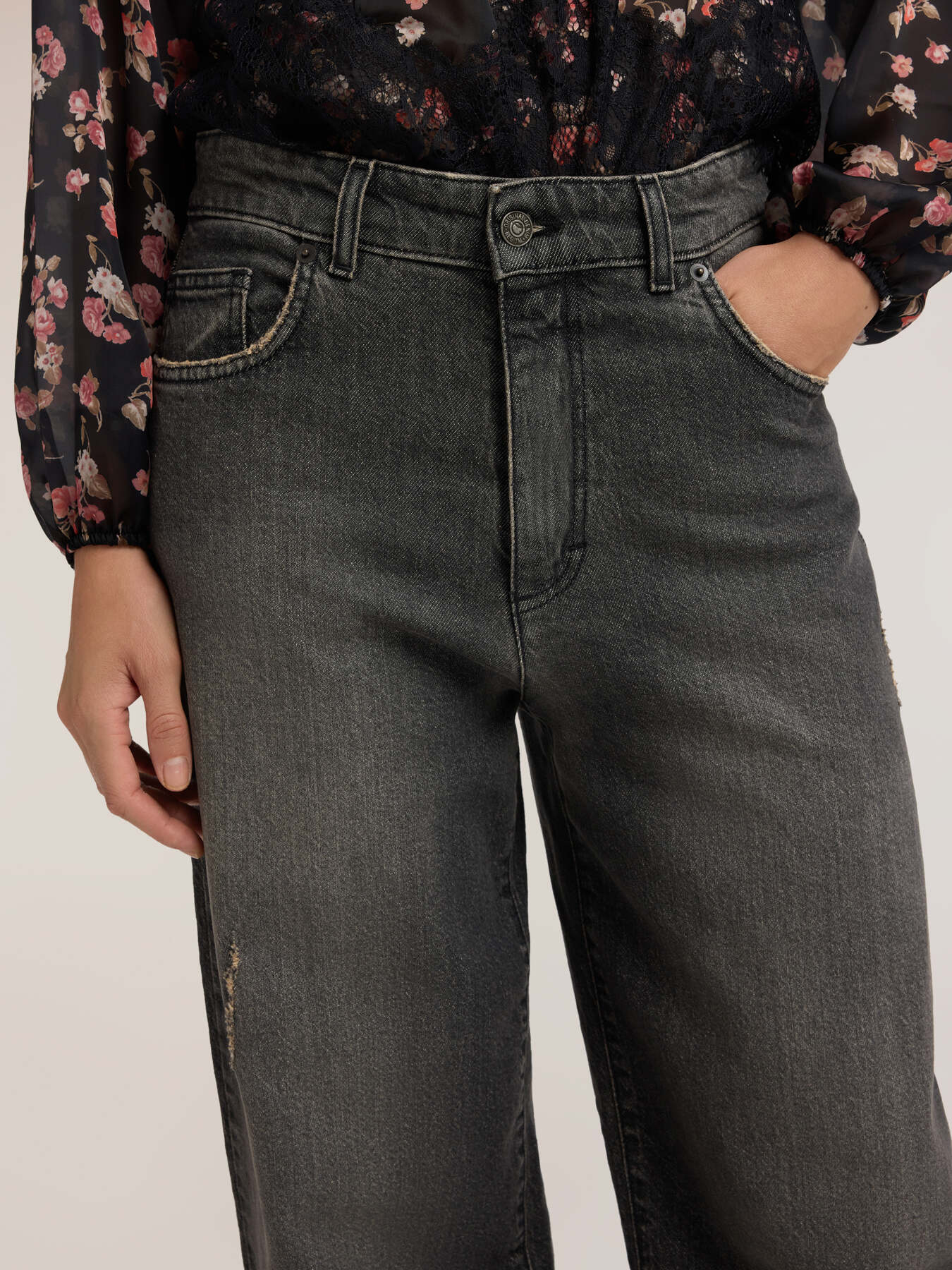 Barrel jeans in black wash denim image number 3