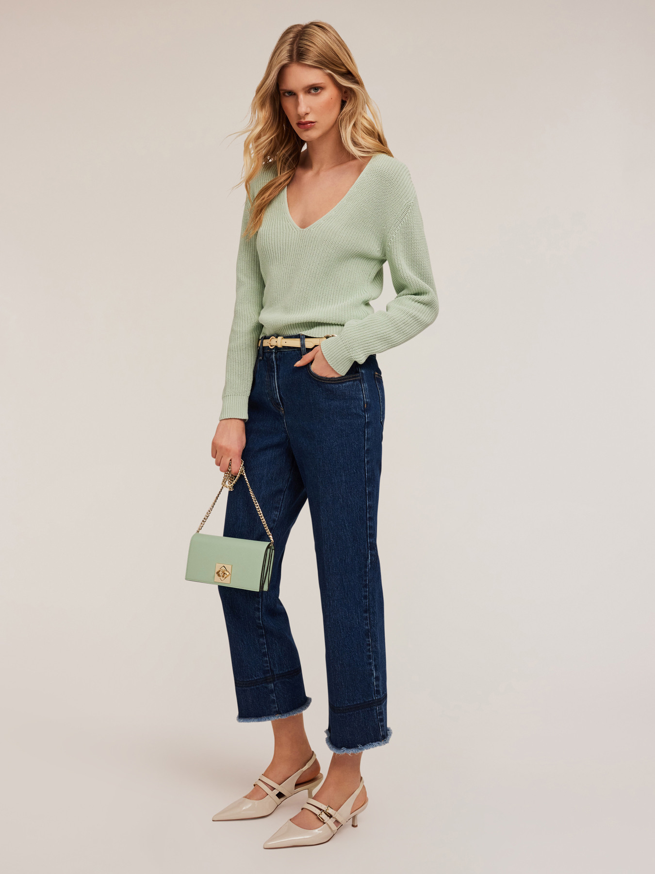 Pullover scollo a v in cotone image number 2