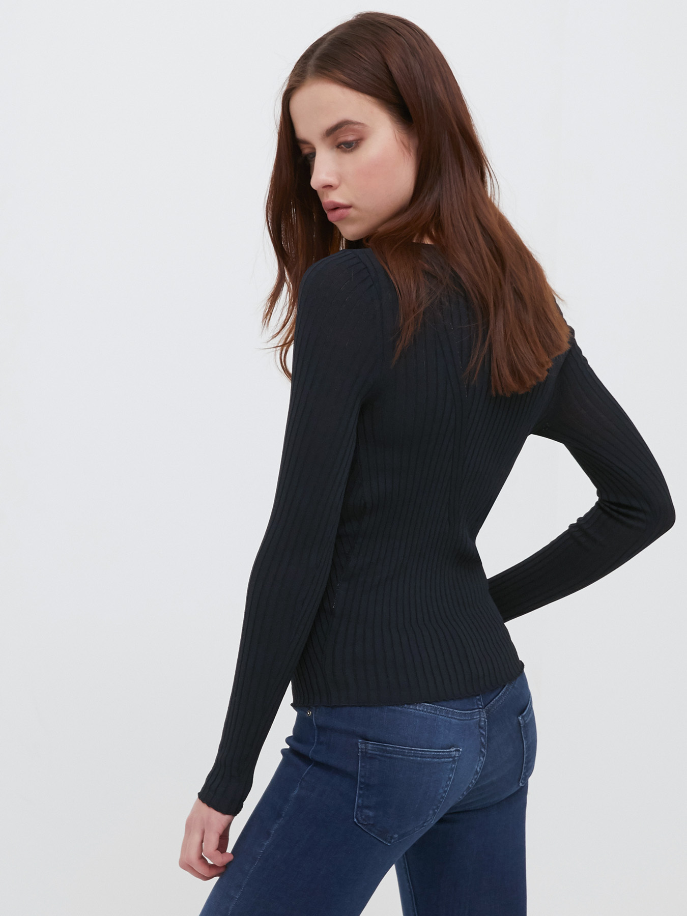 Pull &agrave; c&ocirc;tes &agrave; encolure en forme de c&oelig;ur image number 1