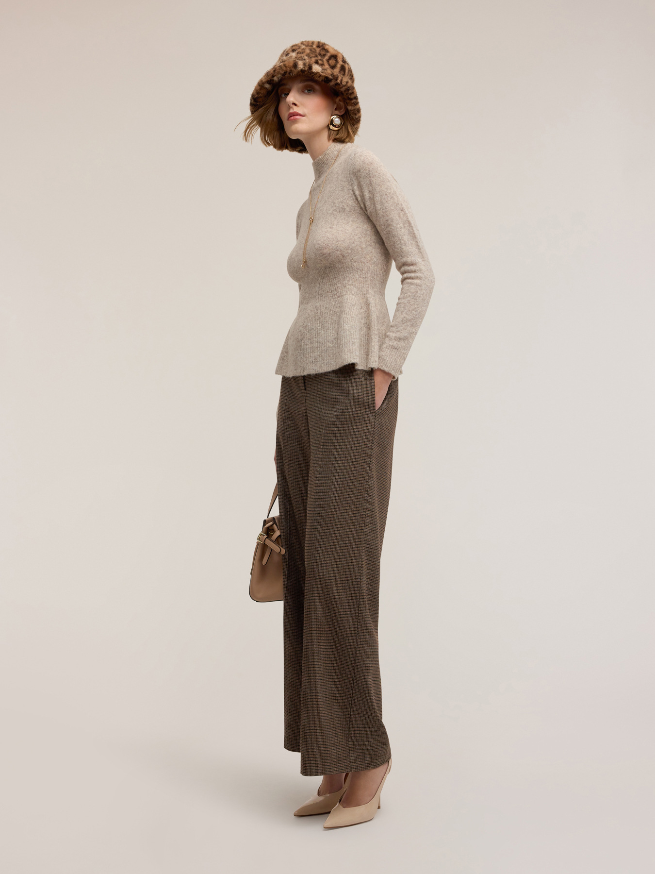 Rollkragenpullover mit Peplo-Schnitt image number 0