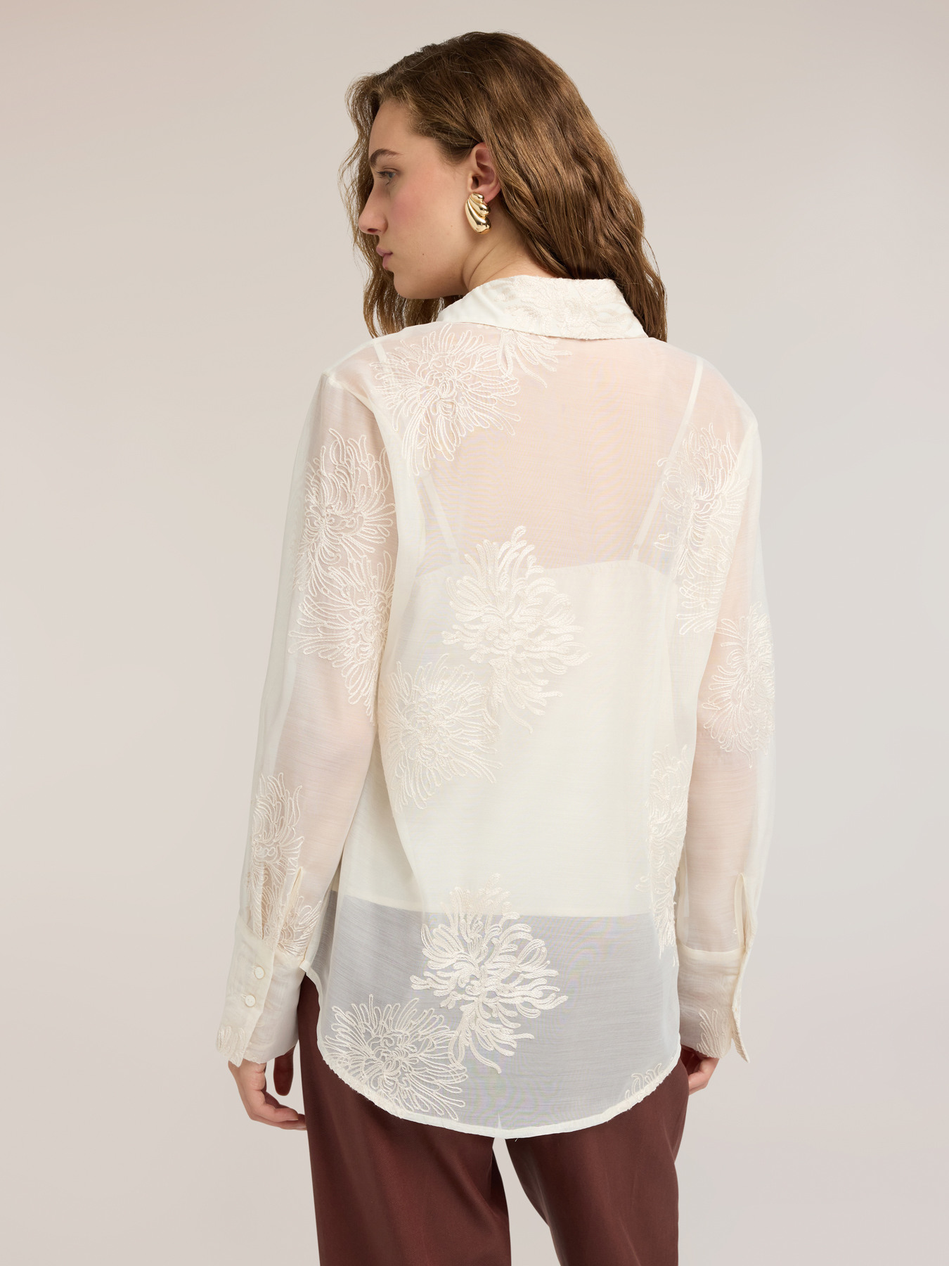 Chemise en organza avec broderies florales image number 1