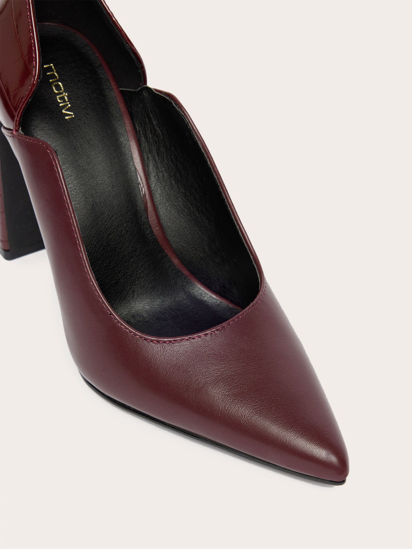 Pumps with crocodile print heel image number 3