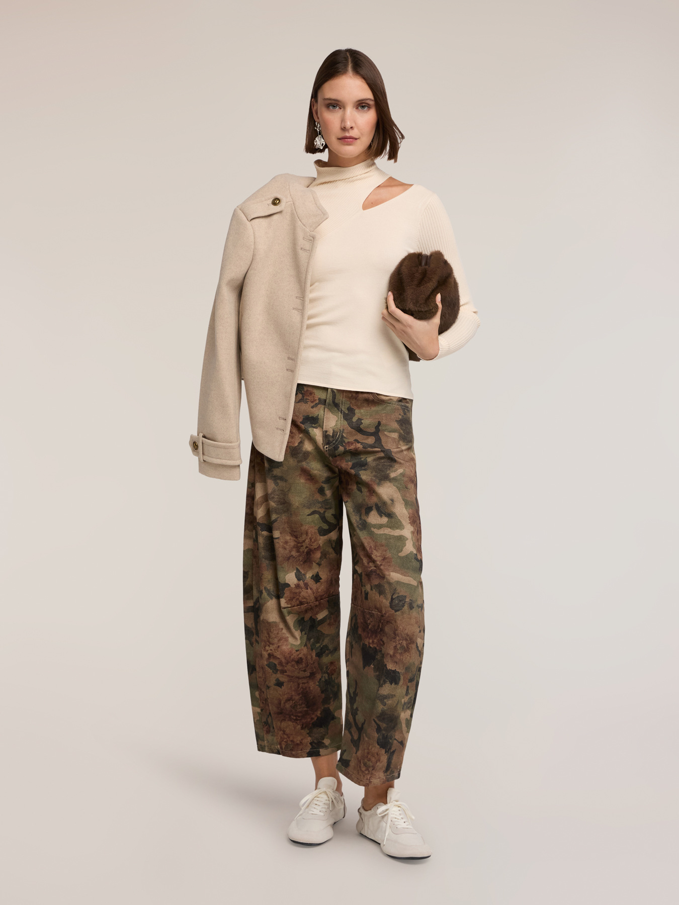Rollkragenpullover mit Cut-out an der Schulter image number 2